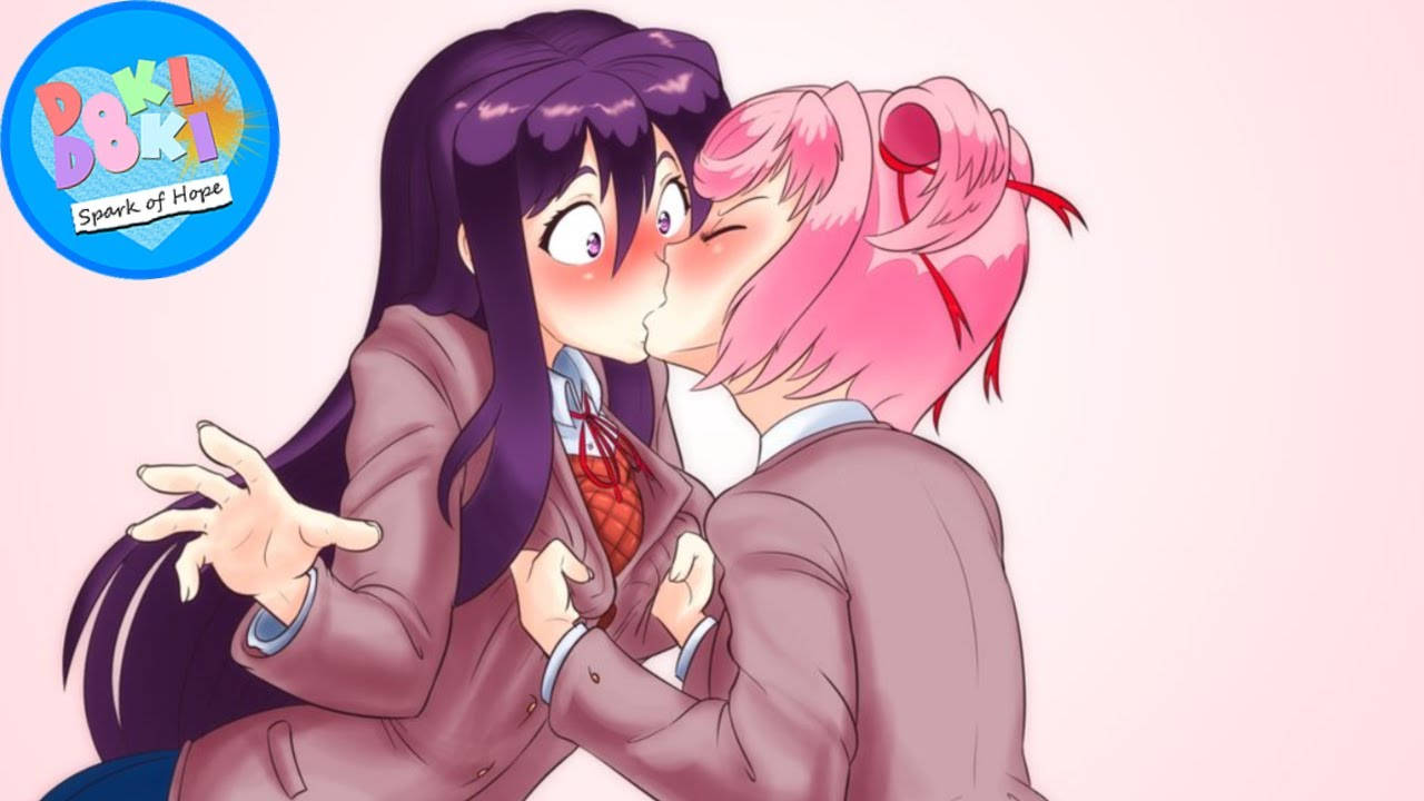 兩個穿著校服的動漫女孩接吻，臉紅，帶有 Doki Doki 標誌。
