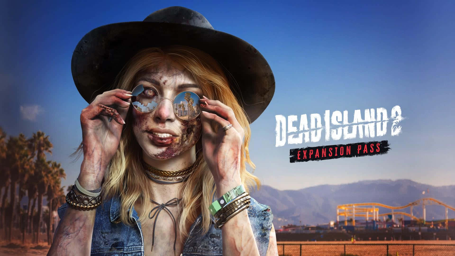 Dead Island 2殭屍宣傳圖 壁紙 — 戴帽子的女殭屍正在調整她的太陽眼鏡，眼鏡反射出晴朗藍天下一個廢棄的遊樂園。