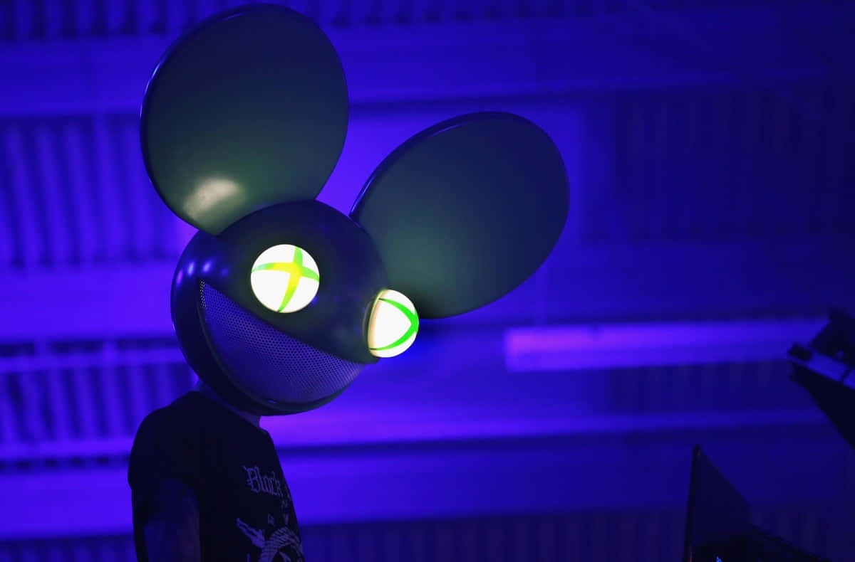 Deadmau5 Xbox 個人頭像 壁紙 — 一個人戴著發光的老鼠面具，眼睛是Xbox標誌，站在紫色舞台燈光下。
