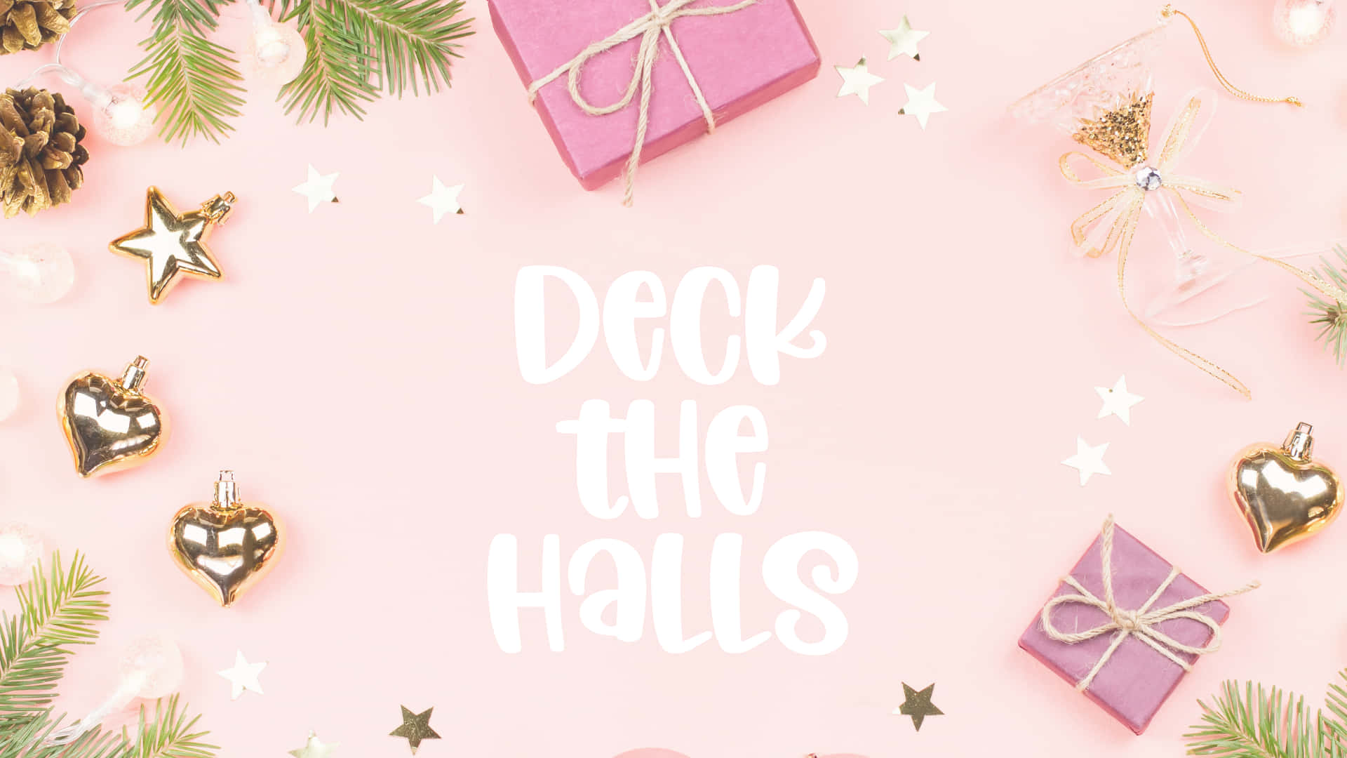 「Deck the Halls」聖誕禮物與金飾 壁紙 — 粉紅色背景，飾有金色裝飾品、松樹枝和包裝好的禮物，圍繞著「Deck the Halls」文字。