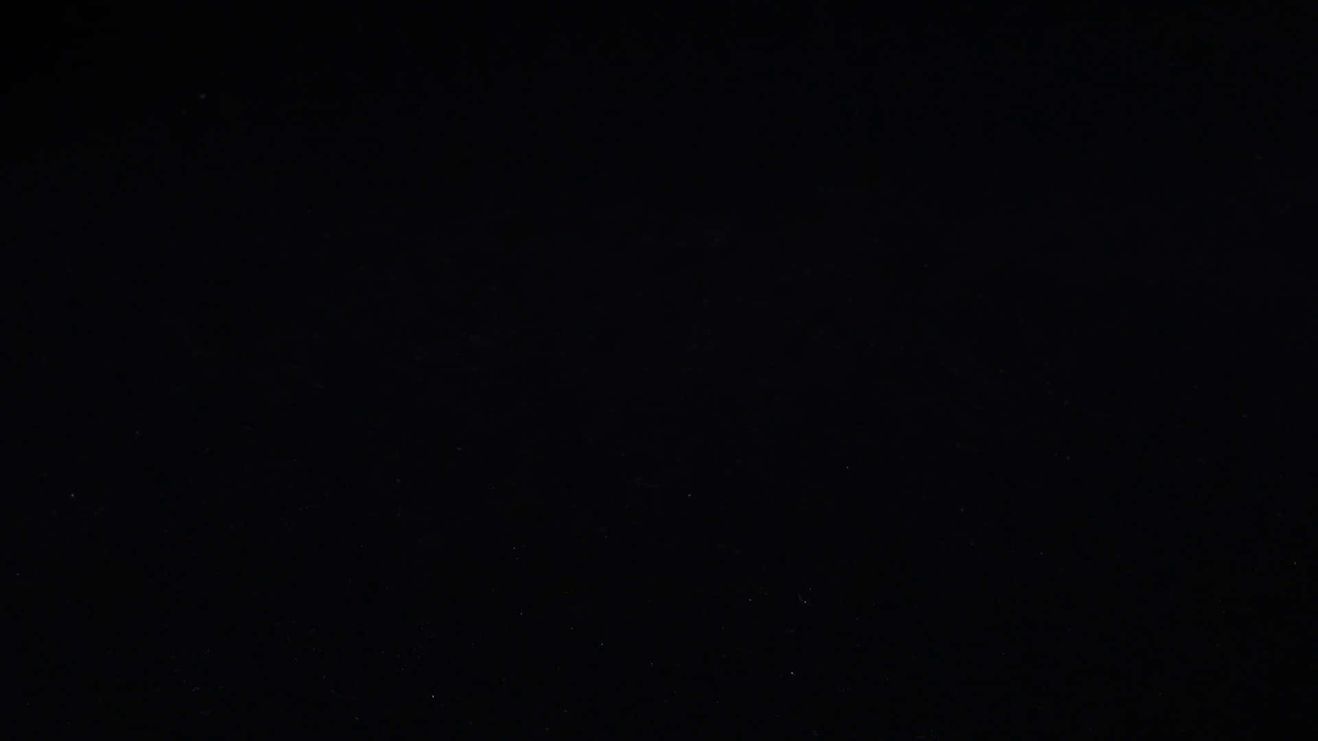 黑暗的宇宙虛空，微弱的星狀斑點散落在黑色背景上。 — 4K 黑色 壁紙