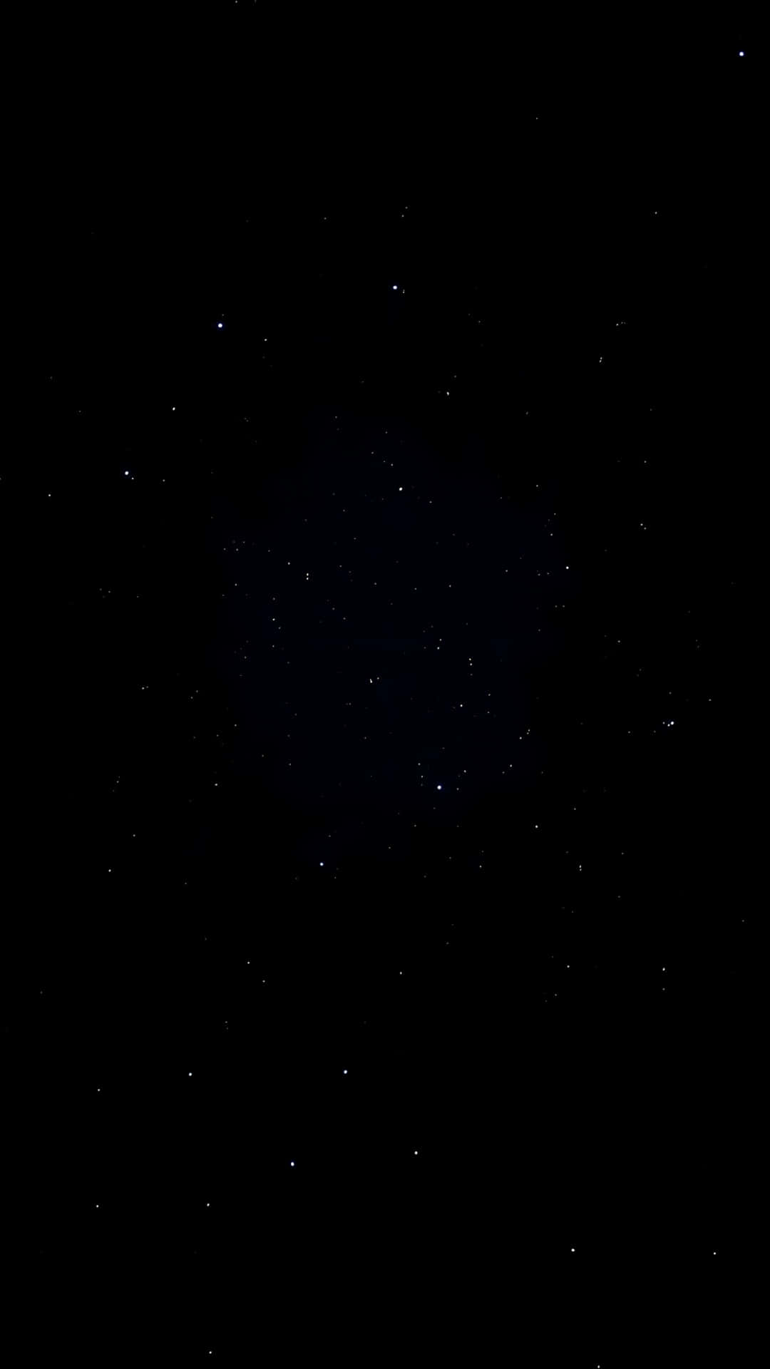佈滿星星和微弱發光星雲的黑暗天空