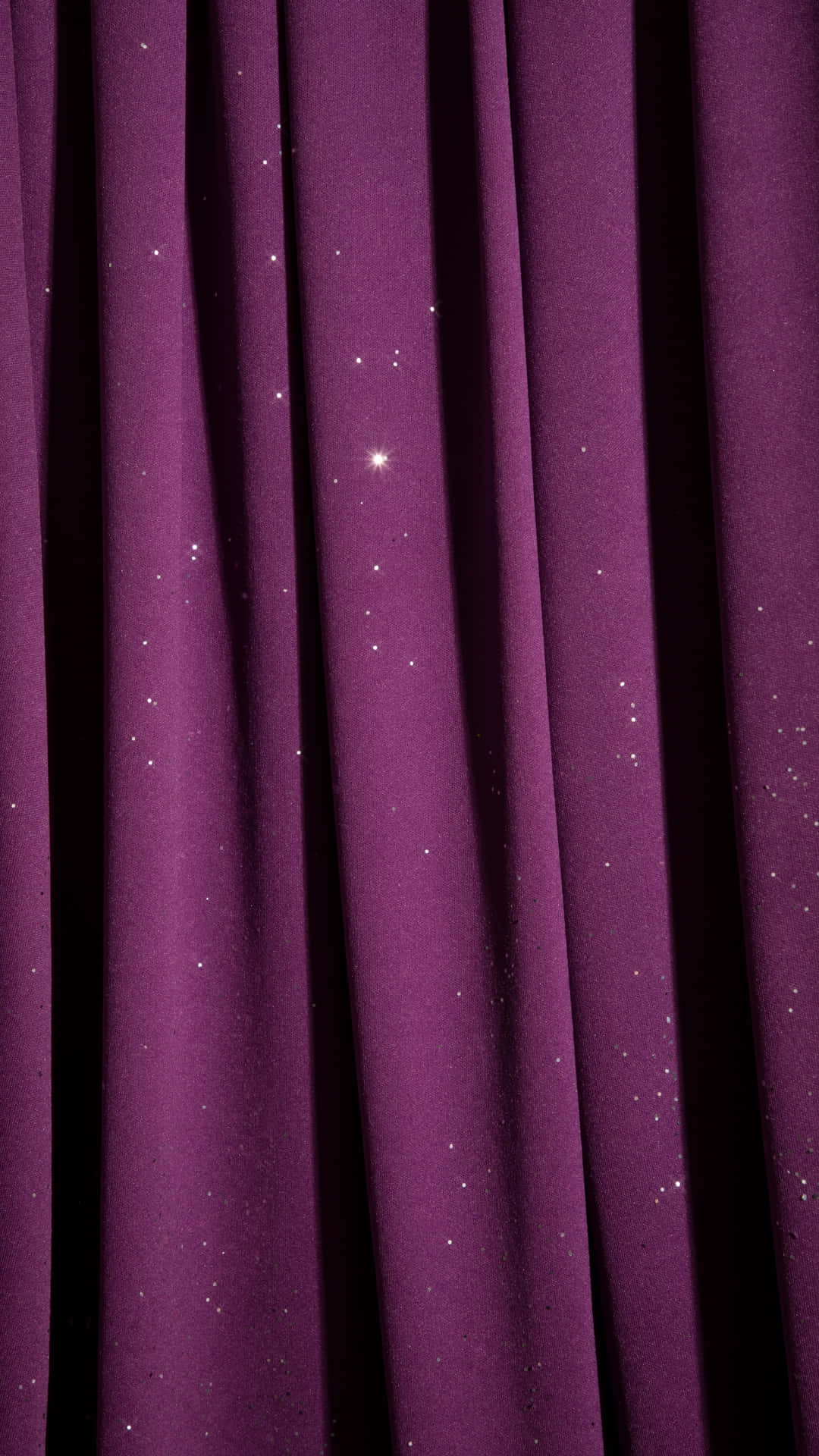  壁紙 — 深紫色天鵝絨窗簾，帶有微妙的星形閃粉，在布料褶皺間閃爍。
