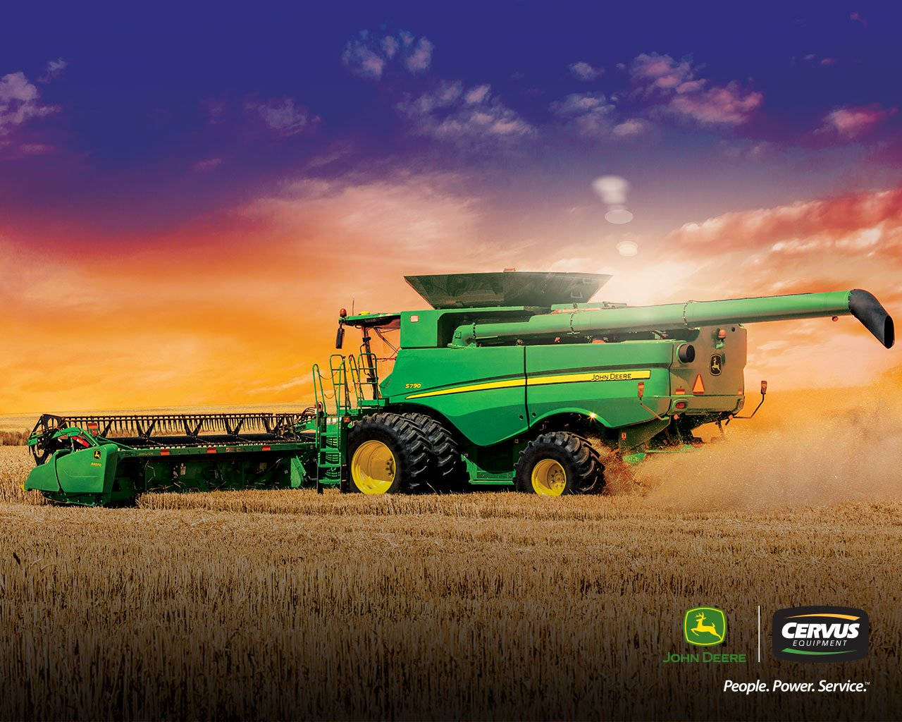 Deere’s 700 農業自動收割機 壁紙 — 一部綠色的約翰迪爾聯合收割機在夕陽燦爛的天空下穿過金色的麥田。