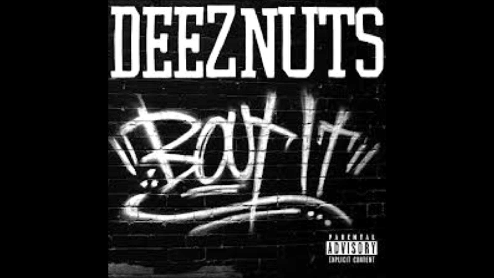 Deez Nuts 壁畫塗鴉 壁紙 — 粗體白色塗鴉文字在黑色磚牆上寫著「DEEZNU TS」和「Bout It」，並帶有家長指引標籤。