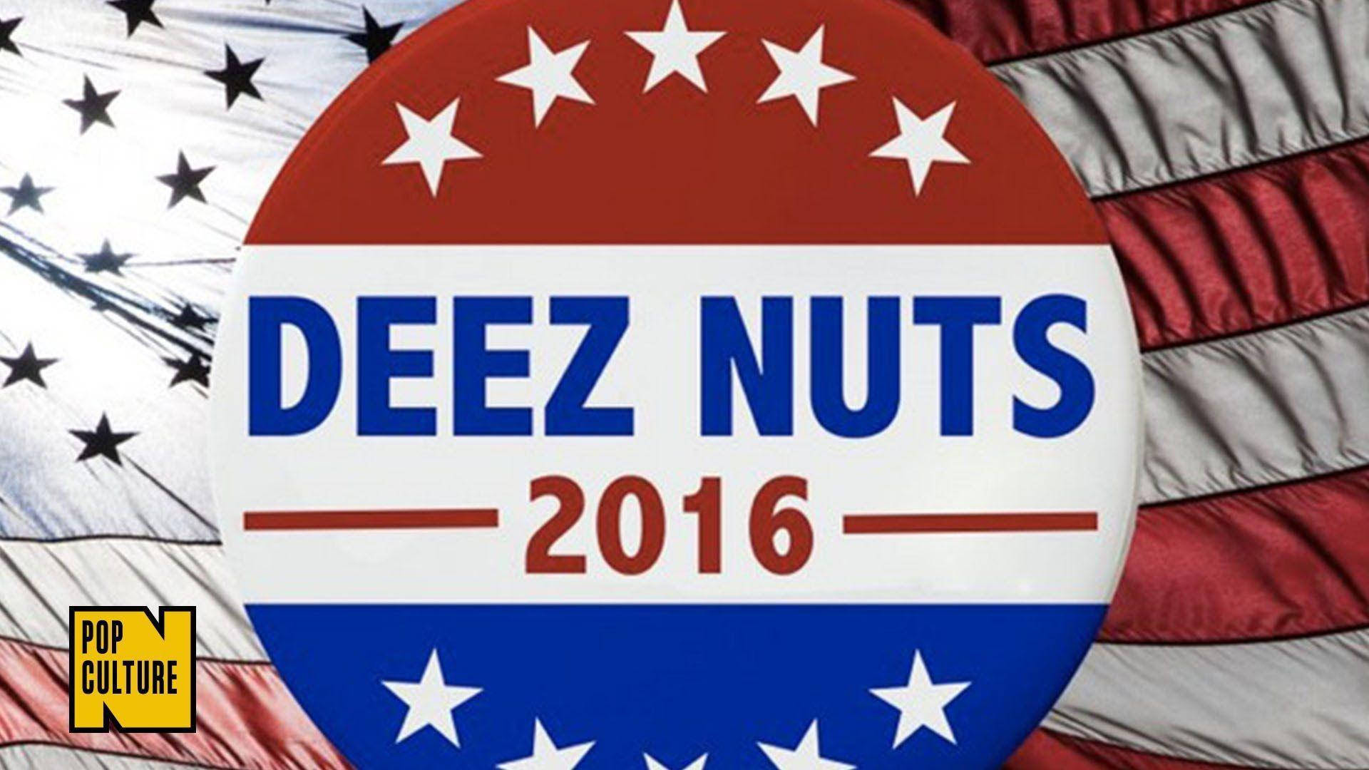 Deez Nuts 旗幟 壁紙 — 一個2016年的諷刺競選徽章，上面有「DEEZ NUTS」字樣，背景是皺巴巴的美國國旗。