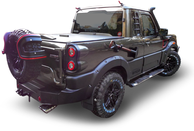 改裝路虎 Defender 拾荒車 壁紙 — 黑色背景上，一輛啞光黑色堅固皮卡車，帶有紅色尾燈和安裝在後擋泥板上的備用輪胎。