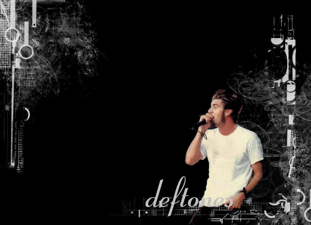 Deftones 演唱會高質感壁紙 壁紙 — 一位身穿白色T恤的男歌手在帶有圖形疊加的深色抽象背景前，熱情地對著麥克風演唱。