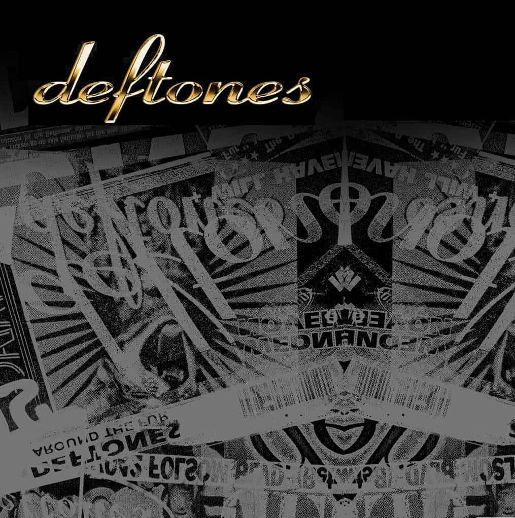 Deftones 金屬高畫質壁紙 壁紙 — 一幅黑白拼貼畫，包含扭曲的文字和符號，頂部有金色字體的 'deftones'。