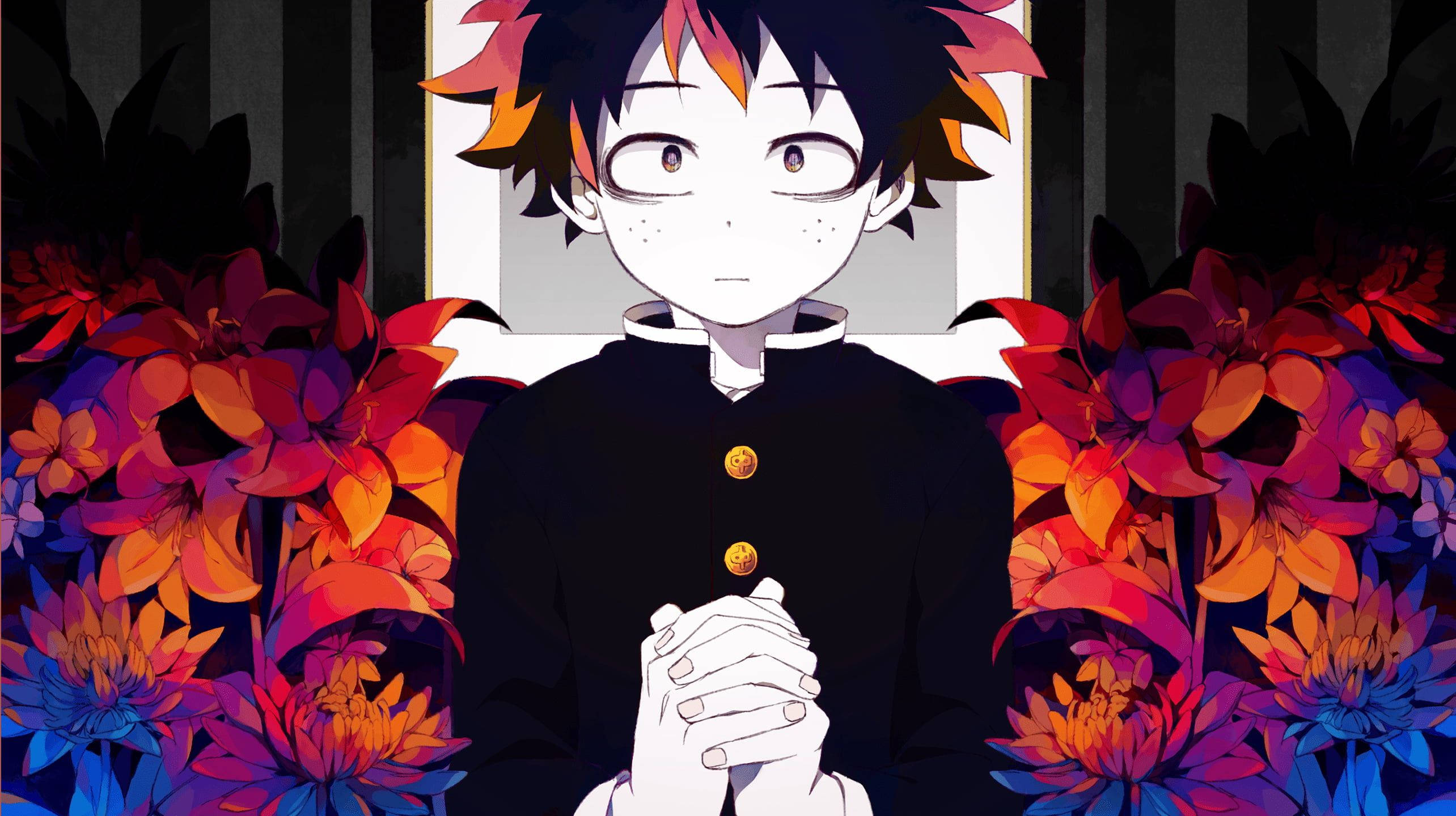 Deku 被花朵環繞 壁紙 — 動漫男孩，黑色和橙色尖刺頭髮，平靜地坐在條紋背景前，周圍環繞著鮮豔的紅色和藍色花朵。
