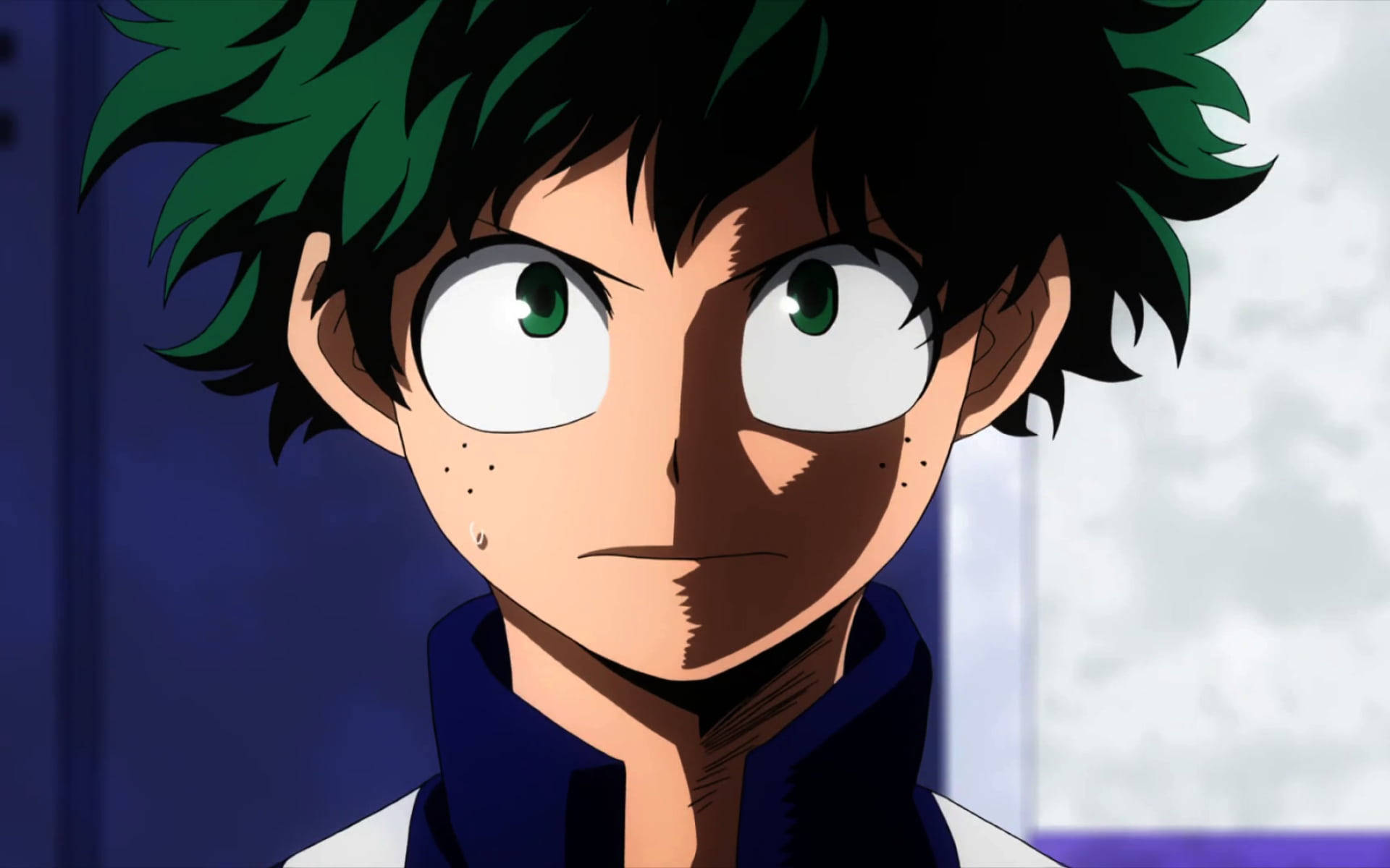 Deku 可愛臉部特寫 壁紙 — 特寫一個決心堅定的動漫男孩，擁有尖刺的綠色和黑色頭髮以及強烈的綠色眼睛，穿著深藍色領子。