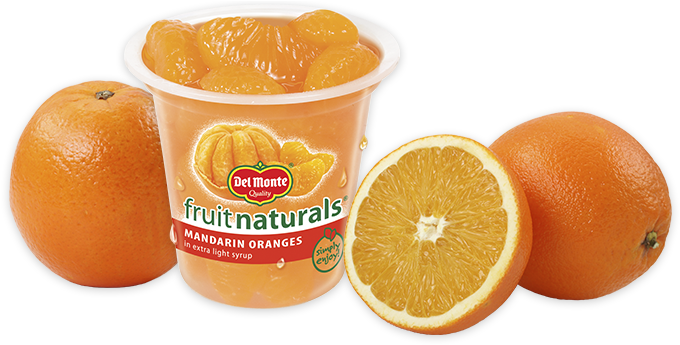 Del Monte 橘子包裝 壁紙 — 一杯Del Monte柑橘水果杯，周圍是完整和半個的橙子，背景為黑色。