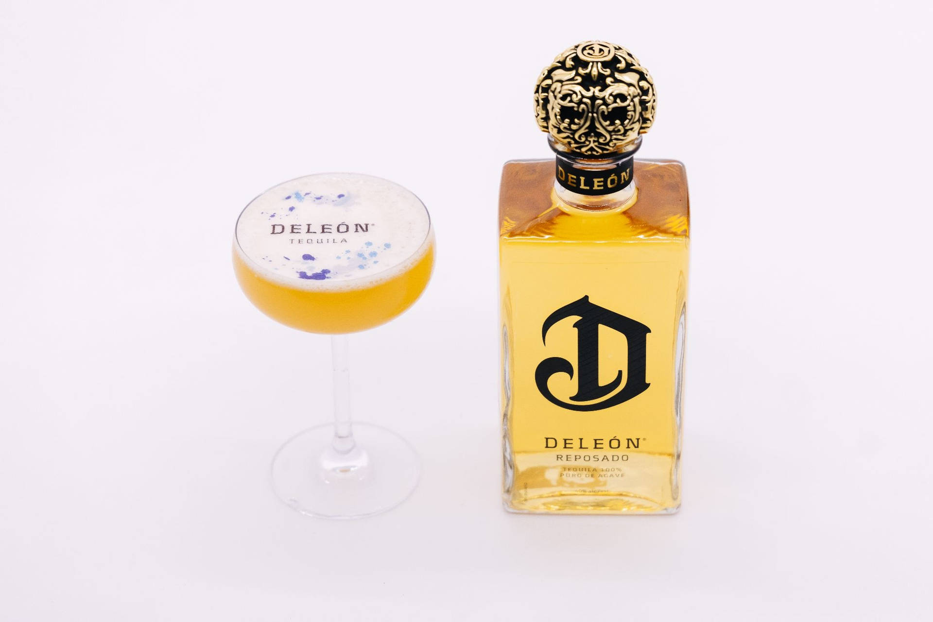 DeLeón Reposado龍舌蘭酒瓶和雞尾酒在白色背景上