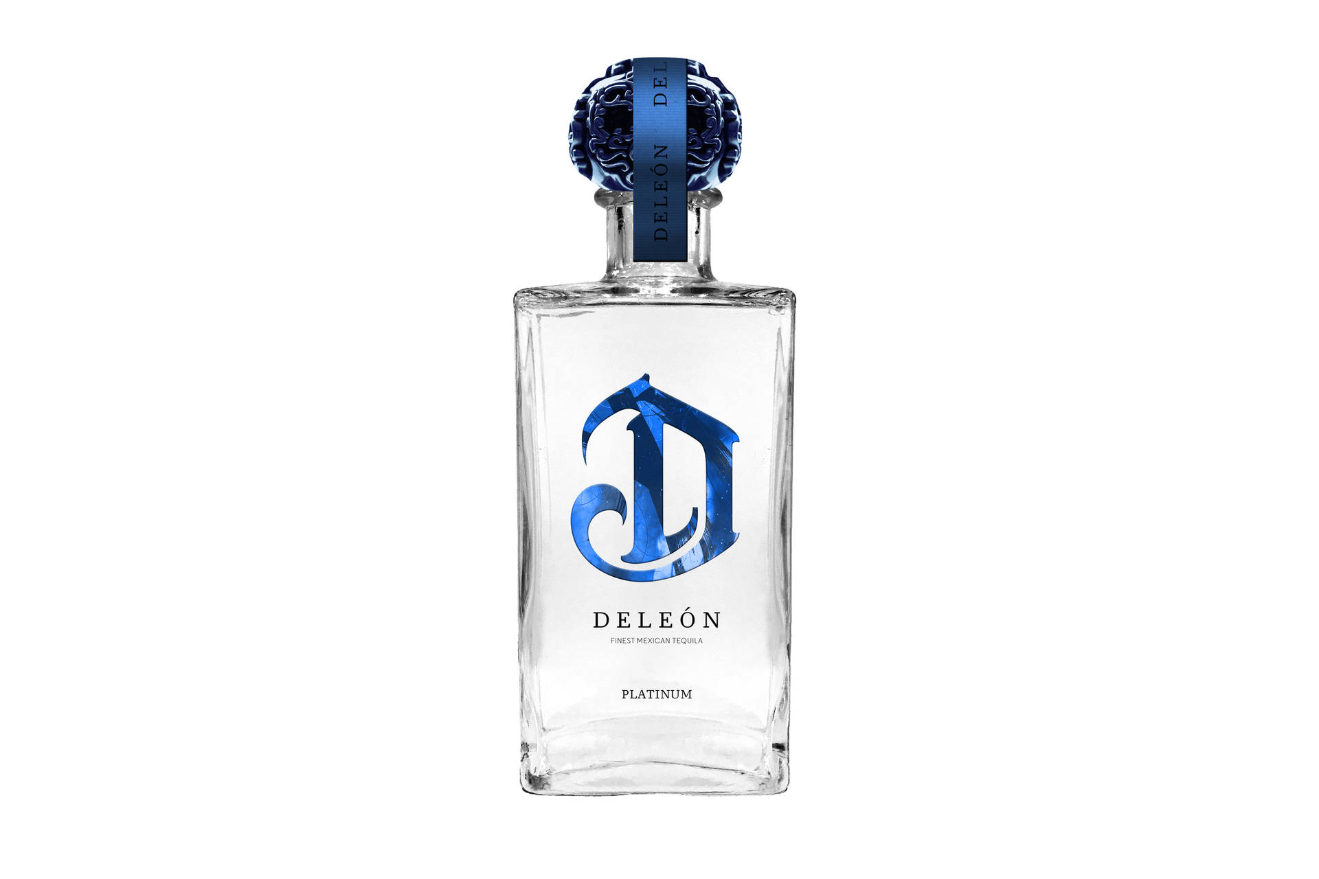 DeLeón Platinum龍舌蘭酒瓶，帶藍色標誌和瓶蓋，白色背景。