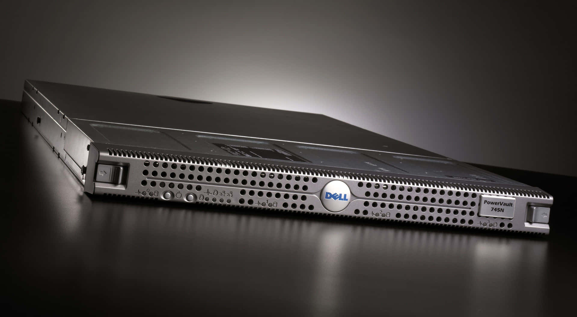 專業銀色 Dell 伺服器，在工作室燈光下置於黑色反光表面。