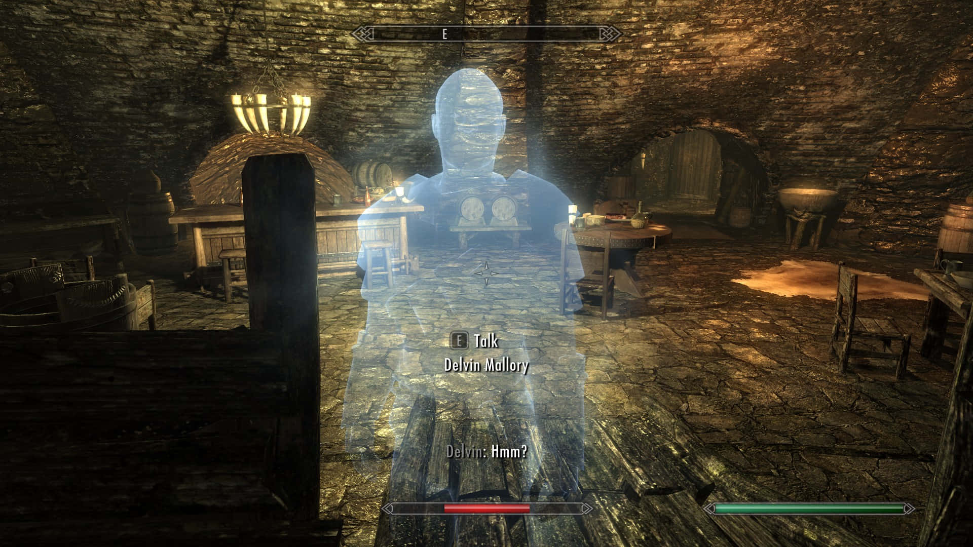 Thieves Guild 桌布 壁紙 — Delvin Mallory 的幽靈般半透明身影漂浮在一間光線昏暗的石砌酒館中，周圍有木製家具和溫暖的燈籠光。
