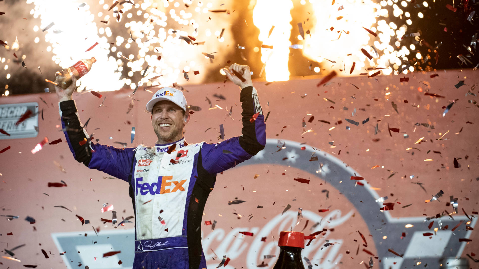 NASCAR車手在日落時分用五彩紙屑和煙火慶祝勝利。