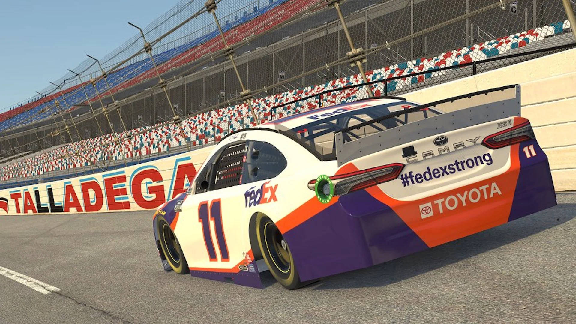 編號11的FedEx Toyota賽車在塔拉迪加賽道奔馳，粉絲歡呼。