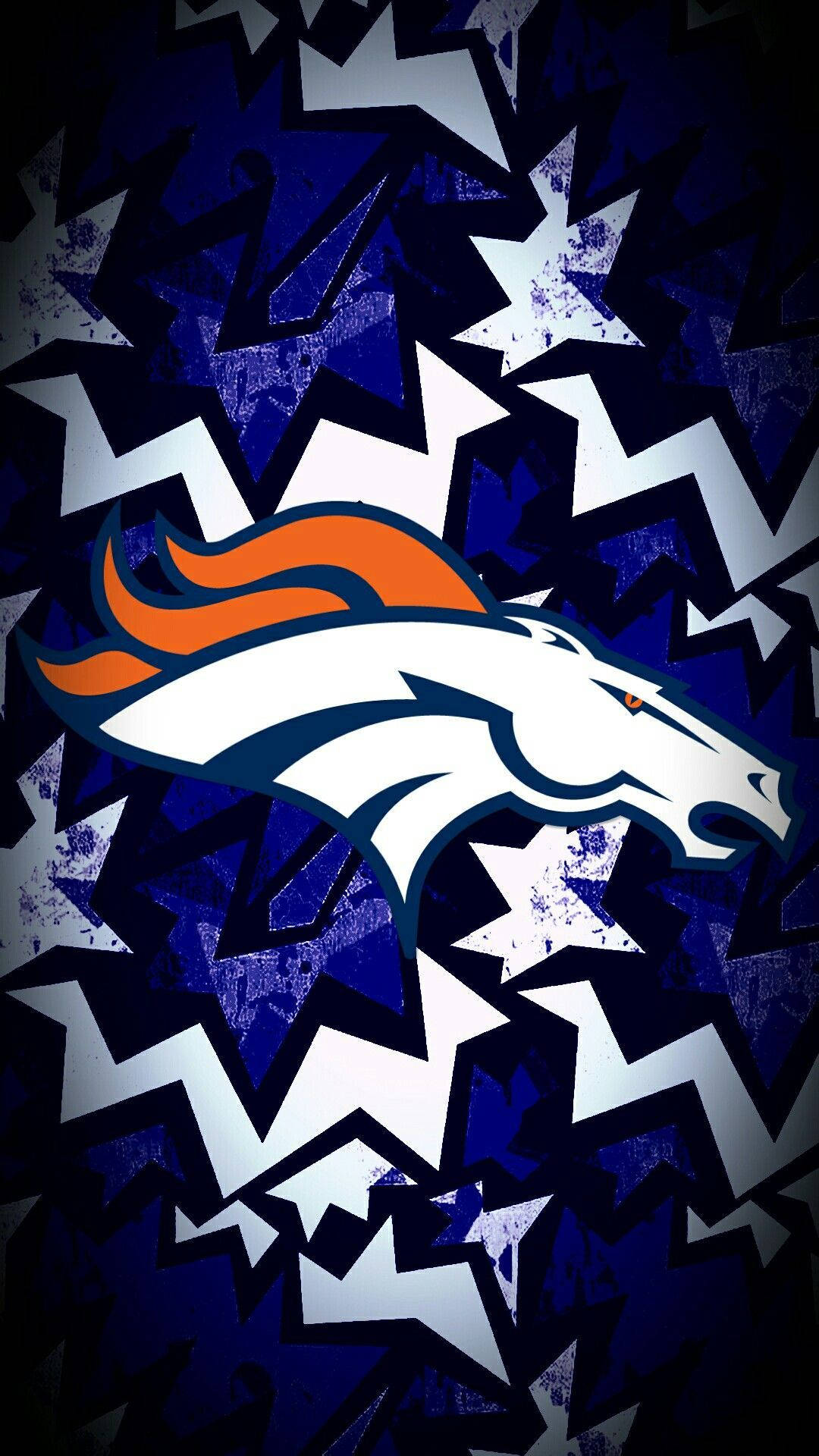 Denver Broncos Blue White Doodle 壁紙 — 大膽的丹佛野馬隊馬頭標誌在充滿磨損白色星星的深藍色背景上脫穎而出。