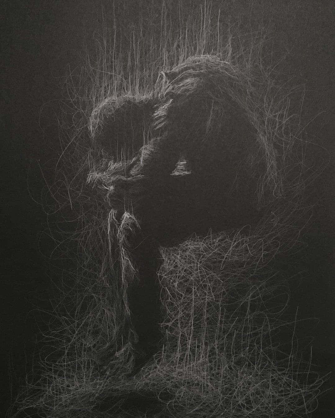 在陰暗的單色素描中，兩個剪影人物在纏結的草叢中擁抱。