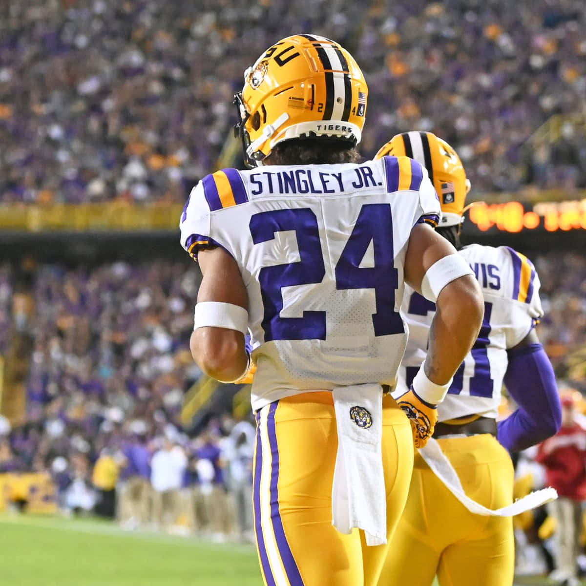 Derek Stingley Jr 大學美式足球運動員 壁紙 — 一名身穿LSU老虎隊24號球衣的美式足球員在比賽期間站在球場上，背景有觀眾。