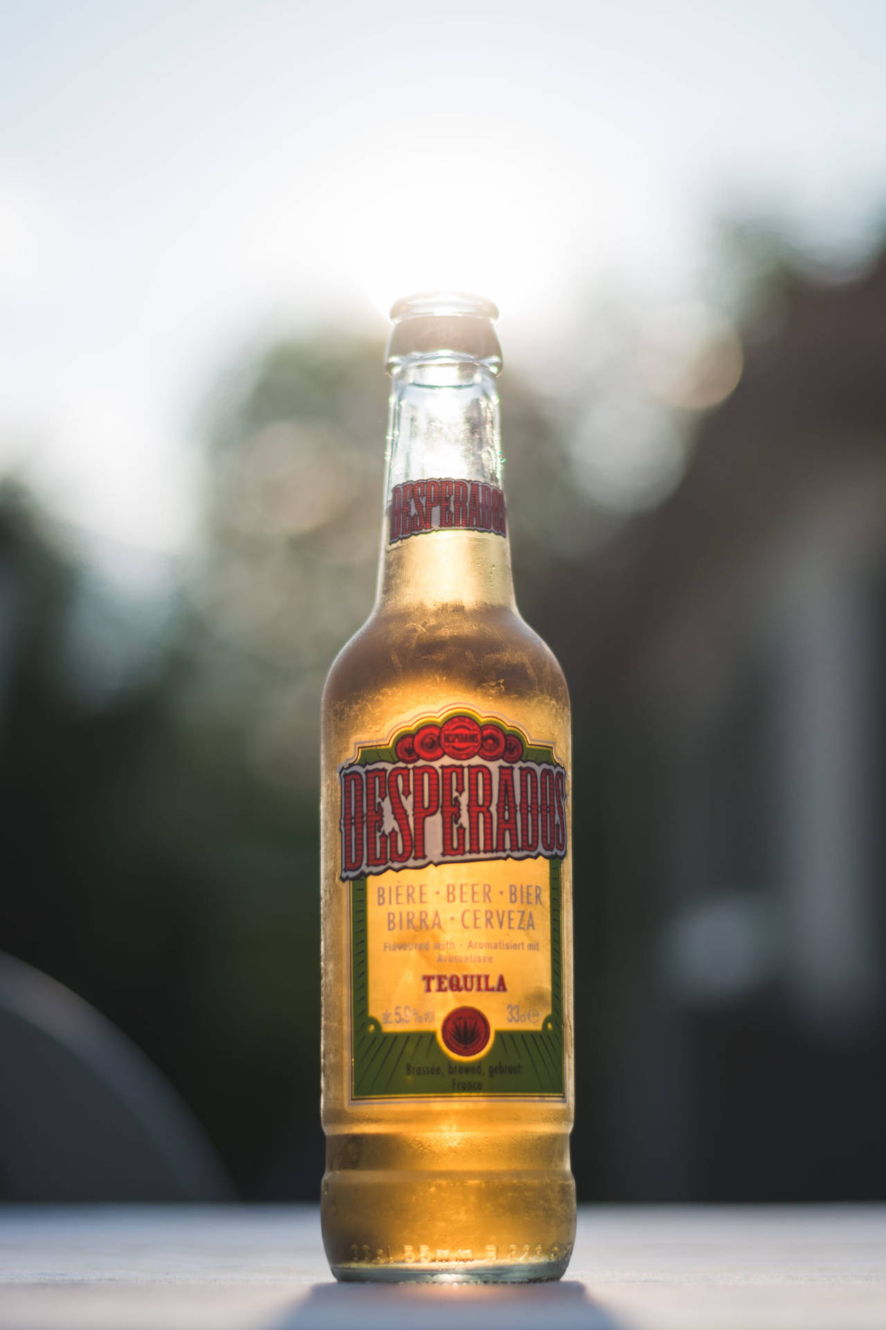戶外桌上冰凍的Desperados龍舌蘭啤酒瓶