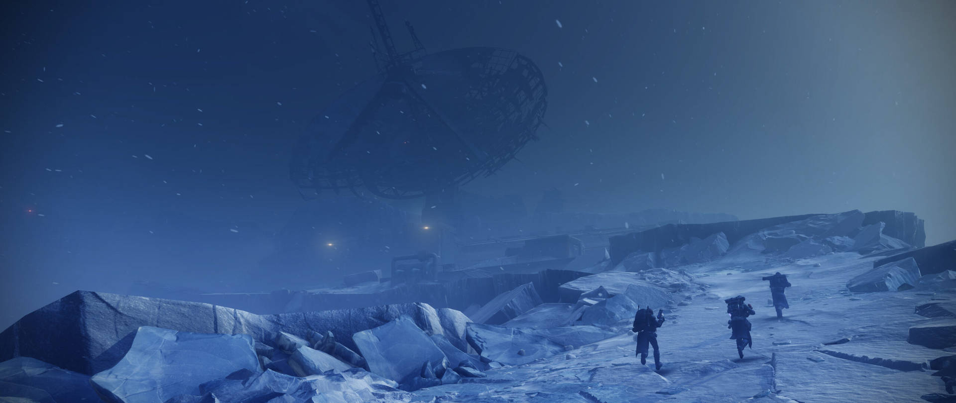 兩個探險家在寒冷的外星夜晚，在破損的衛星下走過雪地。