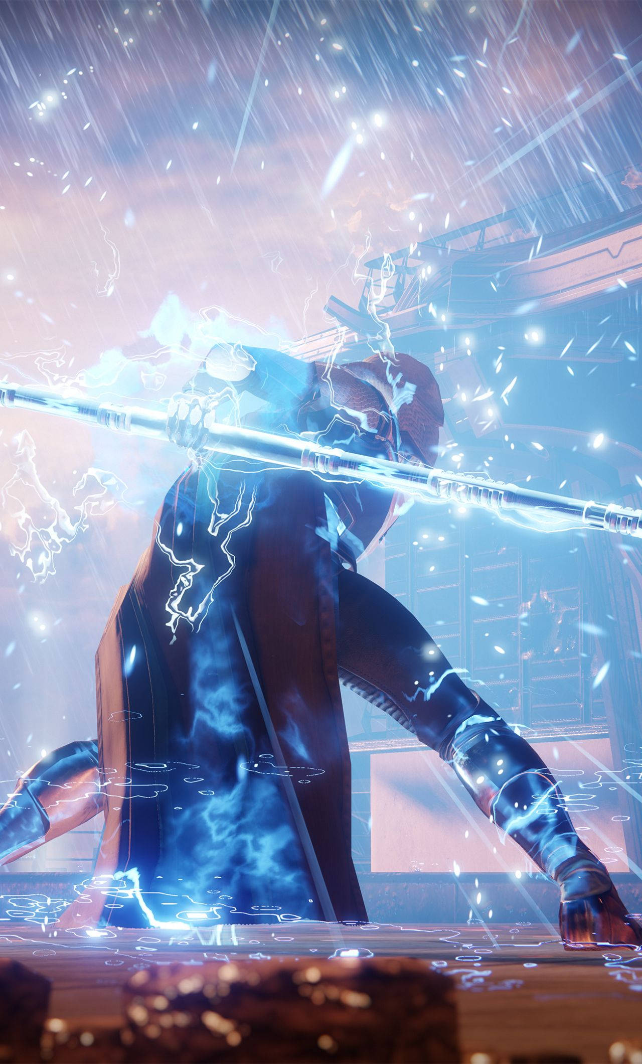 《Destiny 2》iPhone 壁紙：弧光騎士 壁紙 — 一名身穿暗色長袍的戰士在暴風雨的天空下，透過發光的法杖引導藍色閃電，火花四濺。