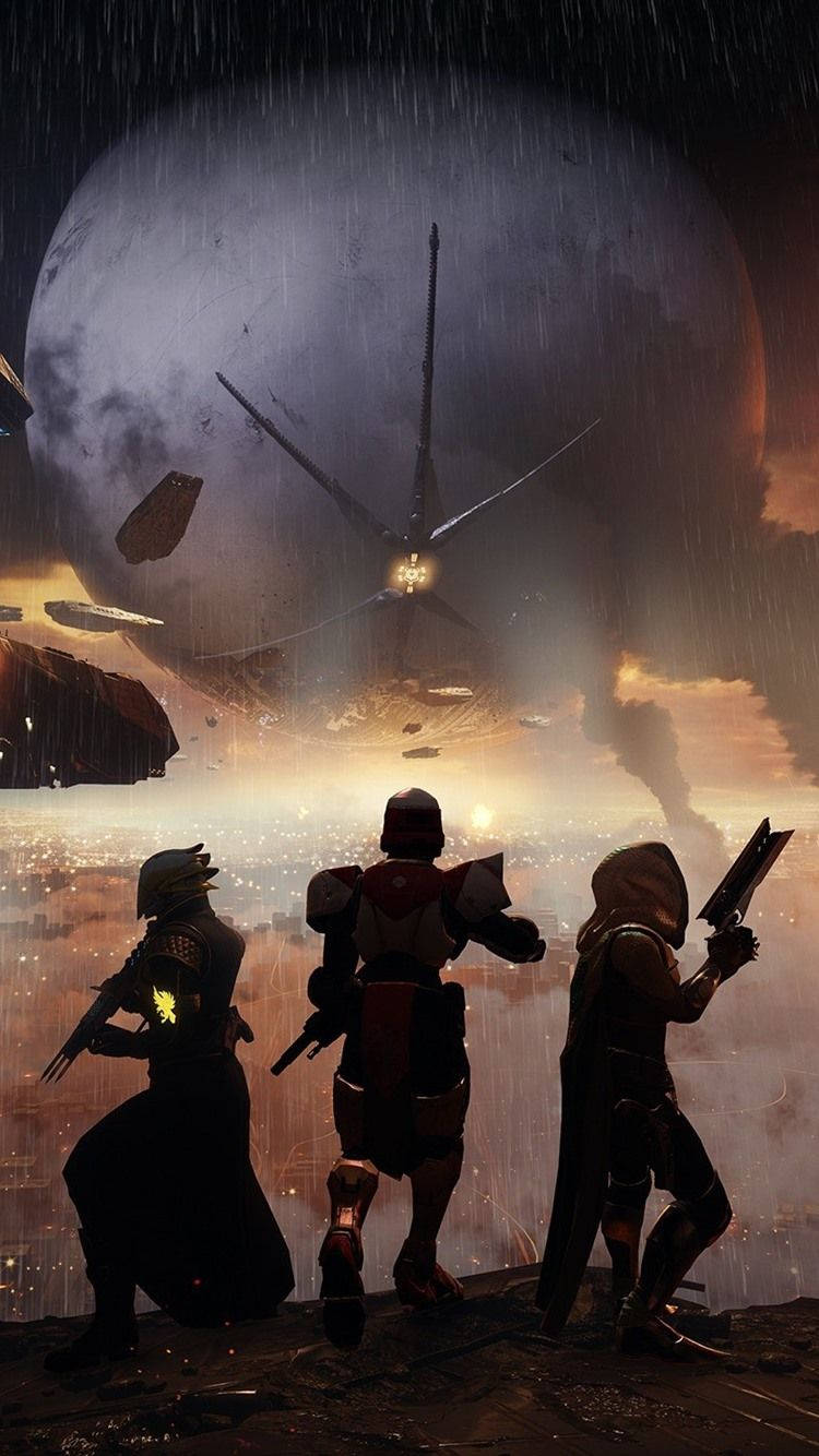 《Destiny 2》iPhone 壁紙：角色剪影 壁紙 — 三個身穿盔甲的身影站在雨中，腳下是巨大的破碎月亮，一艘發光的太空船正降臨在城市上空。
