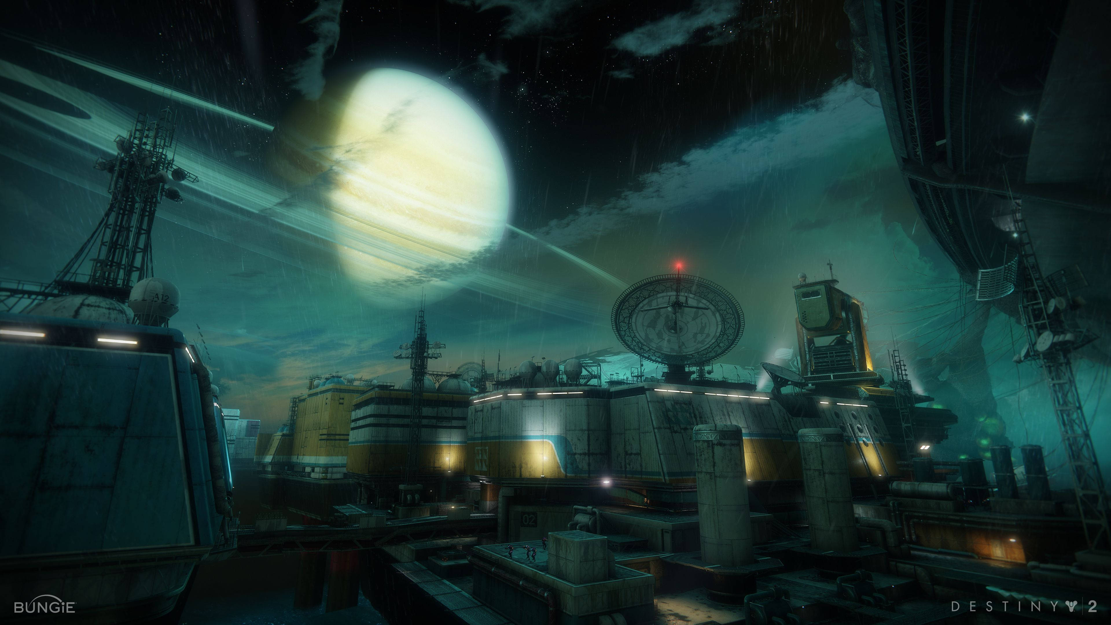 《Destiny 2：Shadowkeep》工廠 壁紙 — 雨夜中的未來城市景觀，閃爍的霓虹燈和暴風雨天空中 looming 的巨大條紋行星。