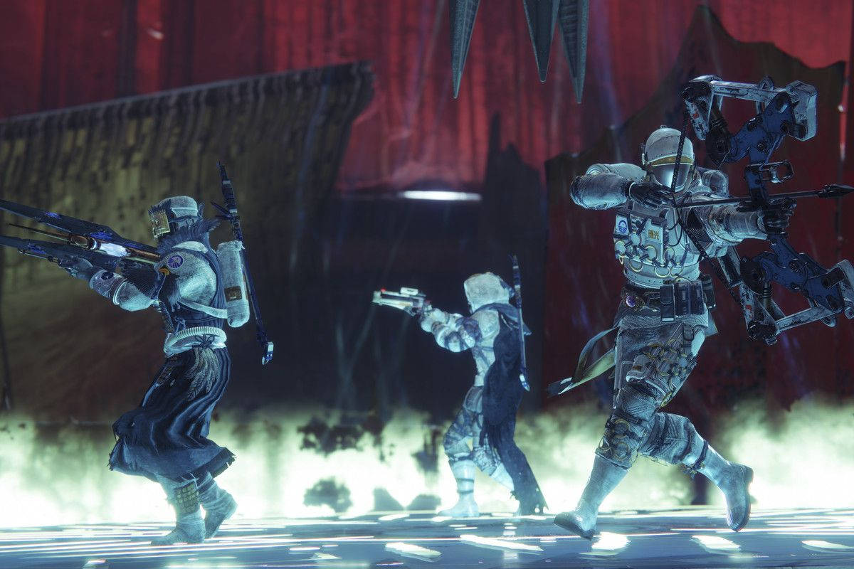 《Destiny 2：Shadowkeep》士兵 壁紙 — 三名身穿未來裝備的裝甲士兵在昏暗、帶有紅色調的工業環境中開火，地板燈光閃爍。