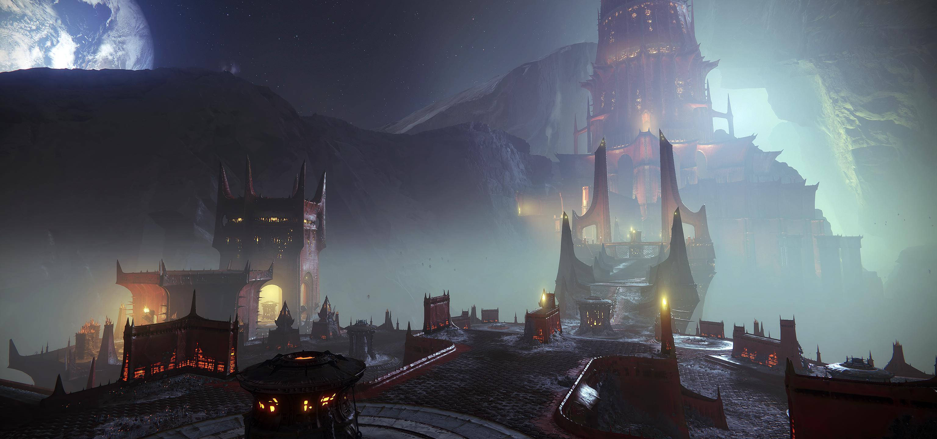Destiny 2 Shadowkeep 紅色城堡 壁紙 — 在巨大的月光行星下，霧氣繚繞的山巒上，一座雄偉的外星城市，擁有發光的紅色建築。