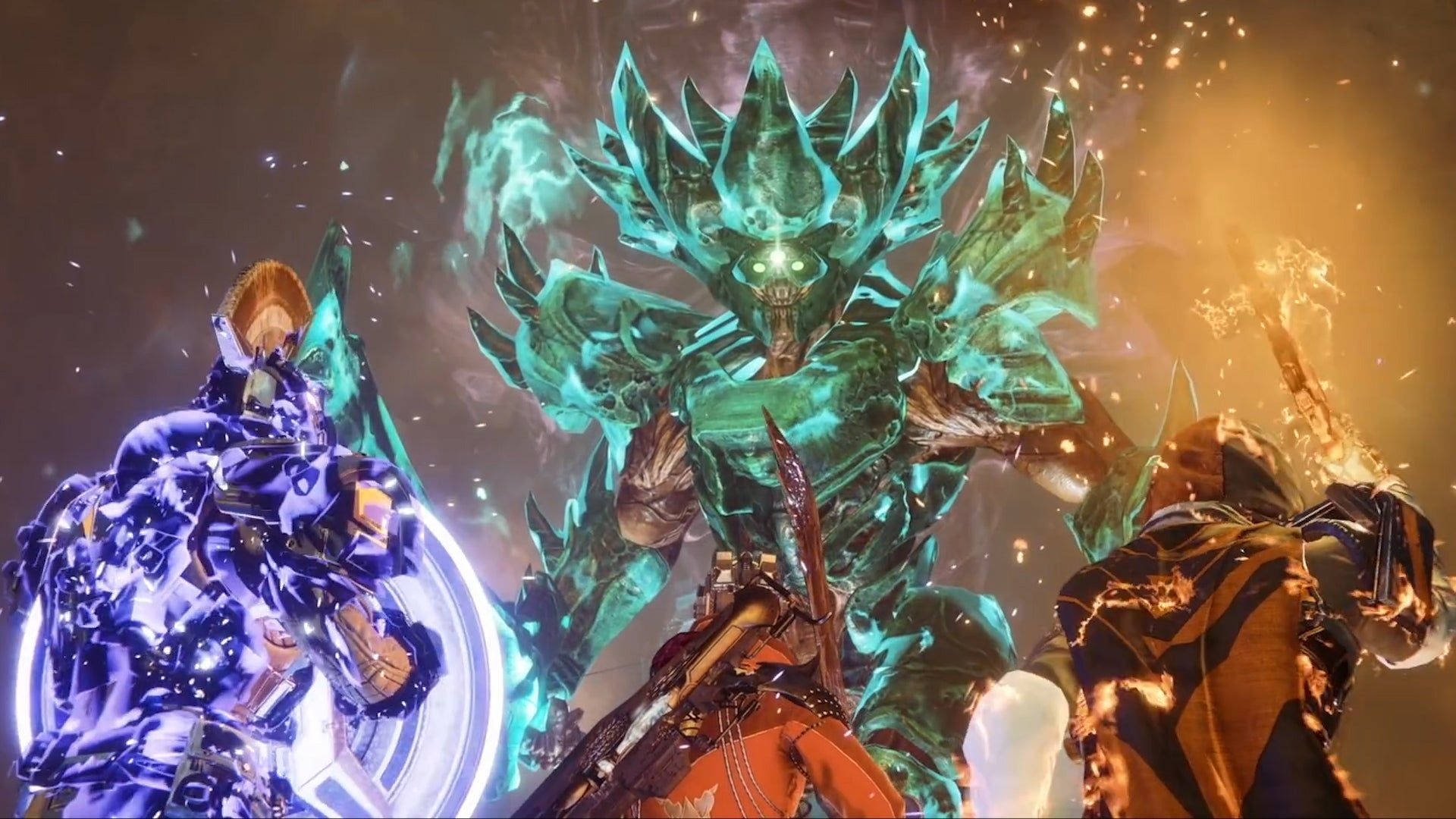 《Destiny 2：Shadowkeep》英雄對抗巨怪 壁紙 — 三名身穿盔甲的戰士在熾熱的火花和黑煙中，面對一個高聳發光的青綠色水晶怪物。