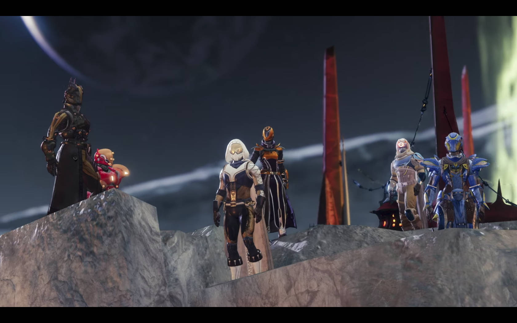 Destiny 2: Shadowkeep 英雄戰士 壁紙 — 六個身穿盔甲的角色站在岩石露頭上，天空陰暗，附近有大月亮和發光結構。