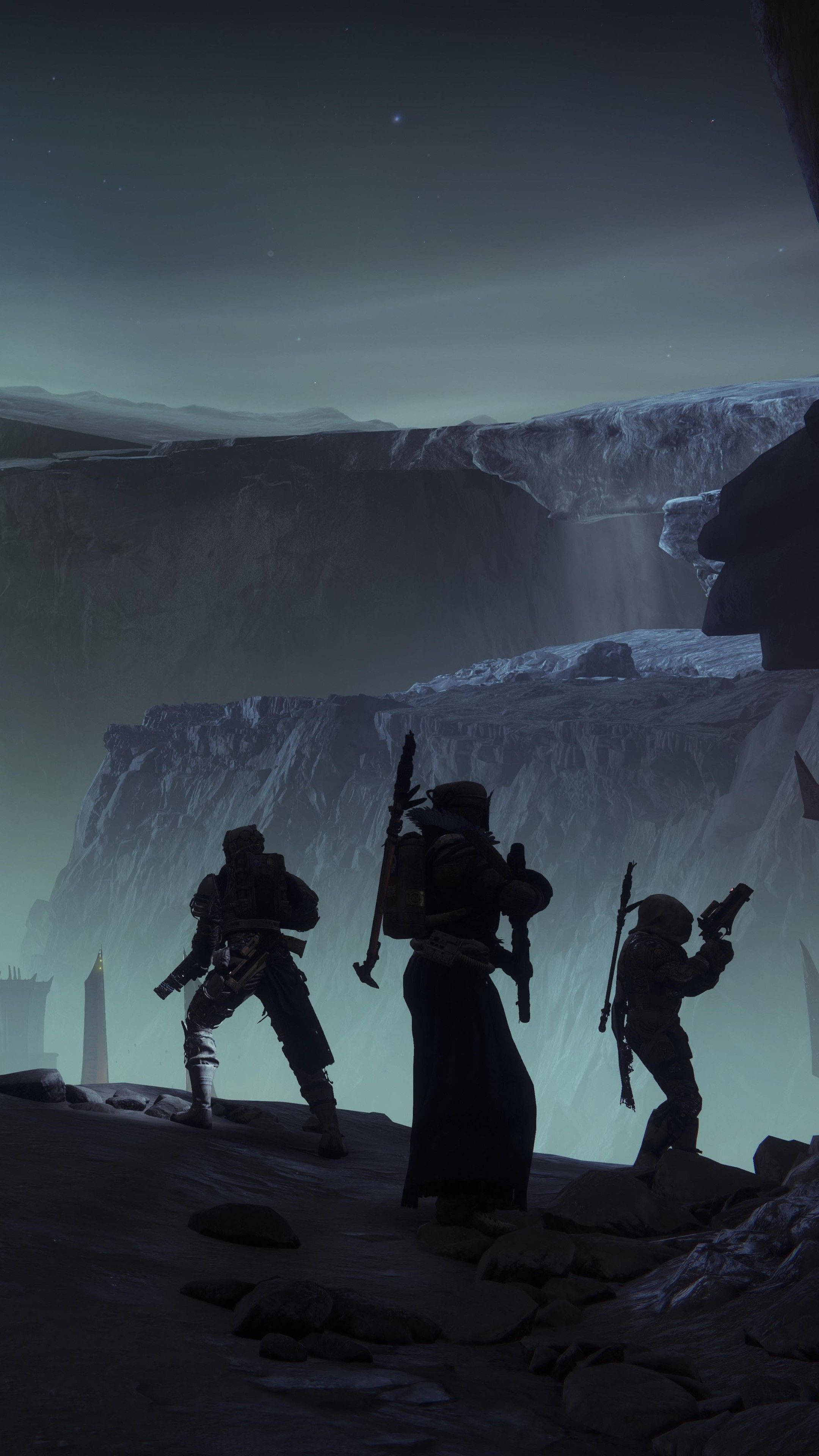 《Destiny 2：Shadowkeep》剪影士兵 壁紙 — 三個武裝人物在岩石懸崖邊緣上以剪影站立，俯瞰著廣闊的冰封深淵，背景是繁星點點的夜空。