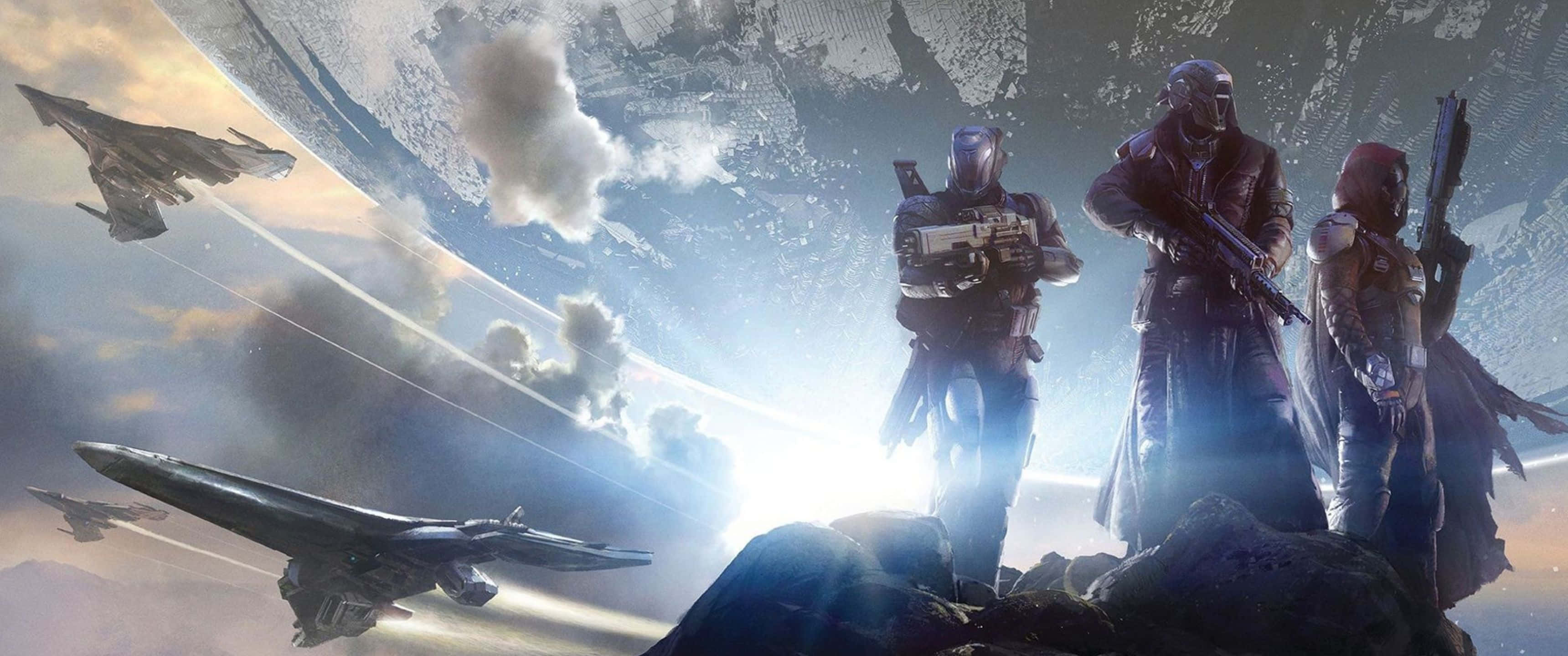 《Destiny 2》：最後之城，宏偉科幻冒險 壁紙 — 三名裝甲戰士站在岩石露頭上，下方是一個巨大的行星，戰鬥機在陰雲密佈的天空中翱翔。