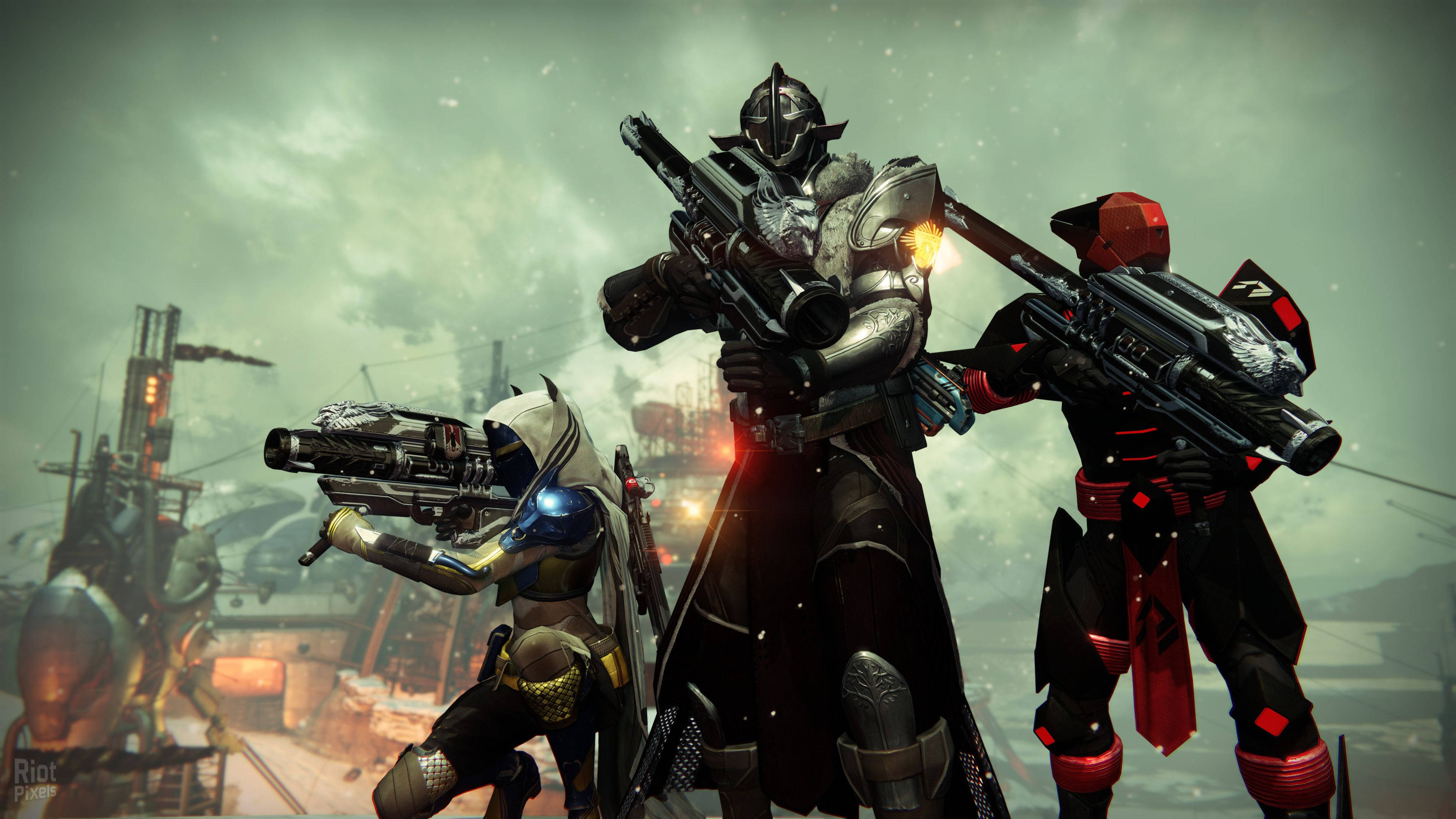《Destiny》4K 傳奇守護者 壁紙 — 三名身穿裝甲的戰士手持未來武器，在陰天下的工業廢墟中準備就緒。