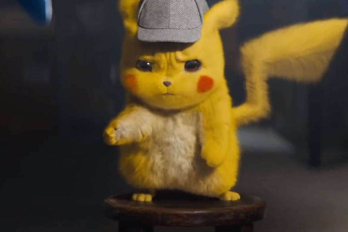 憤怒的《Detective Pikachu》海報 壁紙 — 一隻黃色比卡超戴著灰色偵探帽，站在木凳上，表情嚴肅。