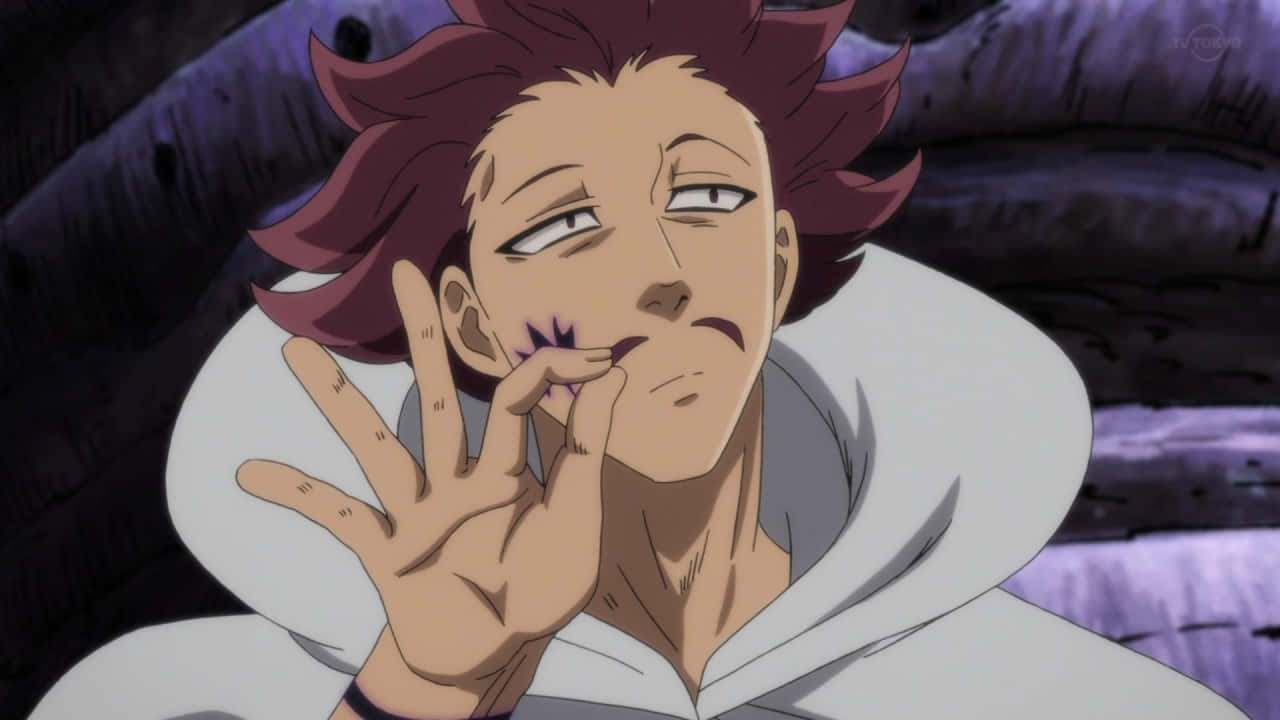 Seven Deadly Sins Monspeet 桌布 壁紙 — 一個堅定的動漫角色，有著尖刺的紅髮和白色連帽斗篷，在深紫色岩石背景下做出手勢。