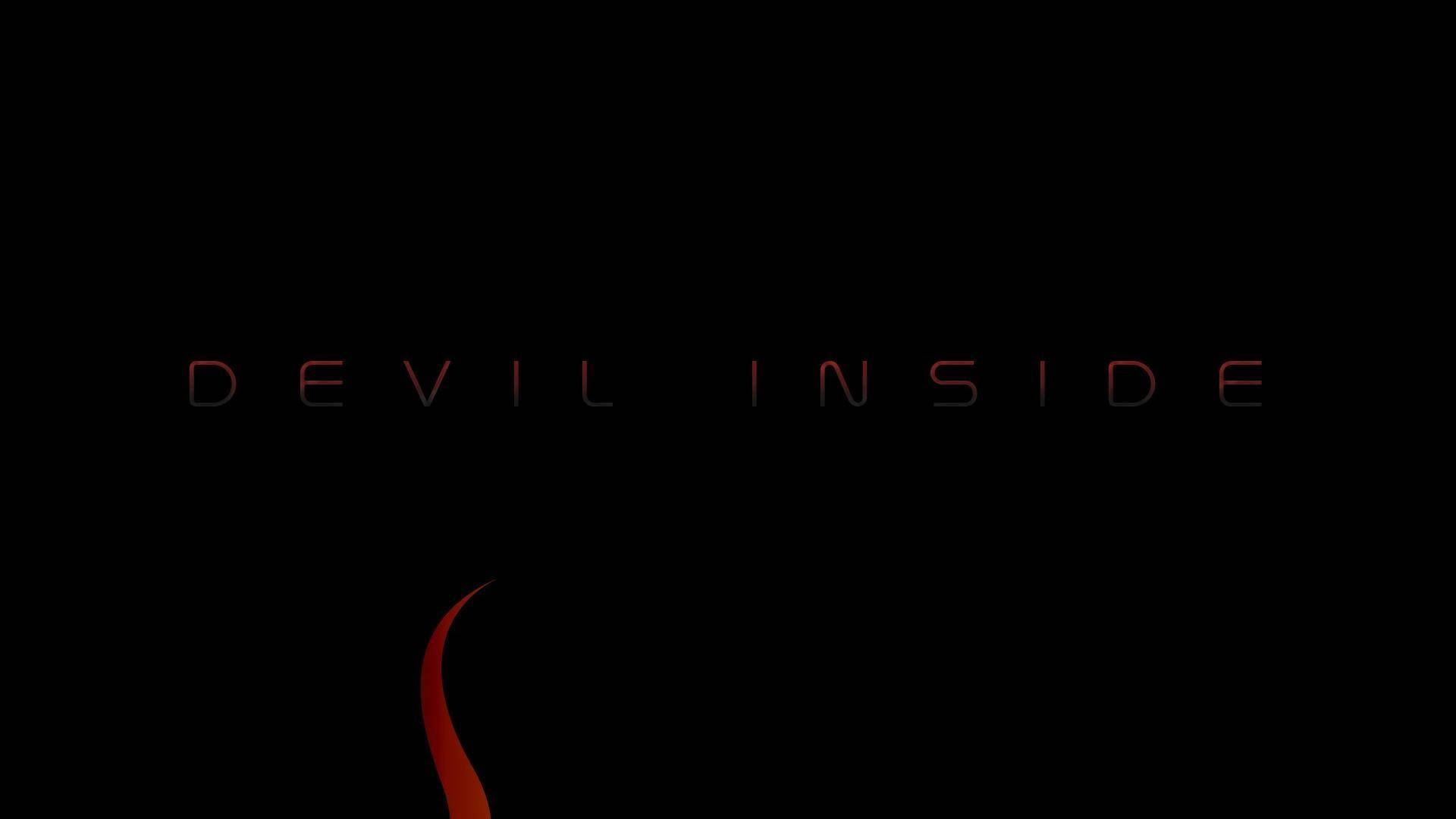 惡魔 桌布 壁紙 — 「devil inside」呢幾個字喺黑色背景上微弱咁發出紅色光芒，下面有一條火橙色曲線。