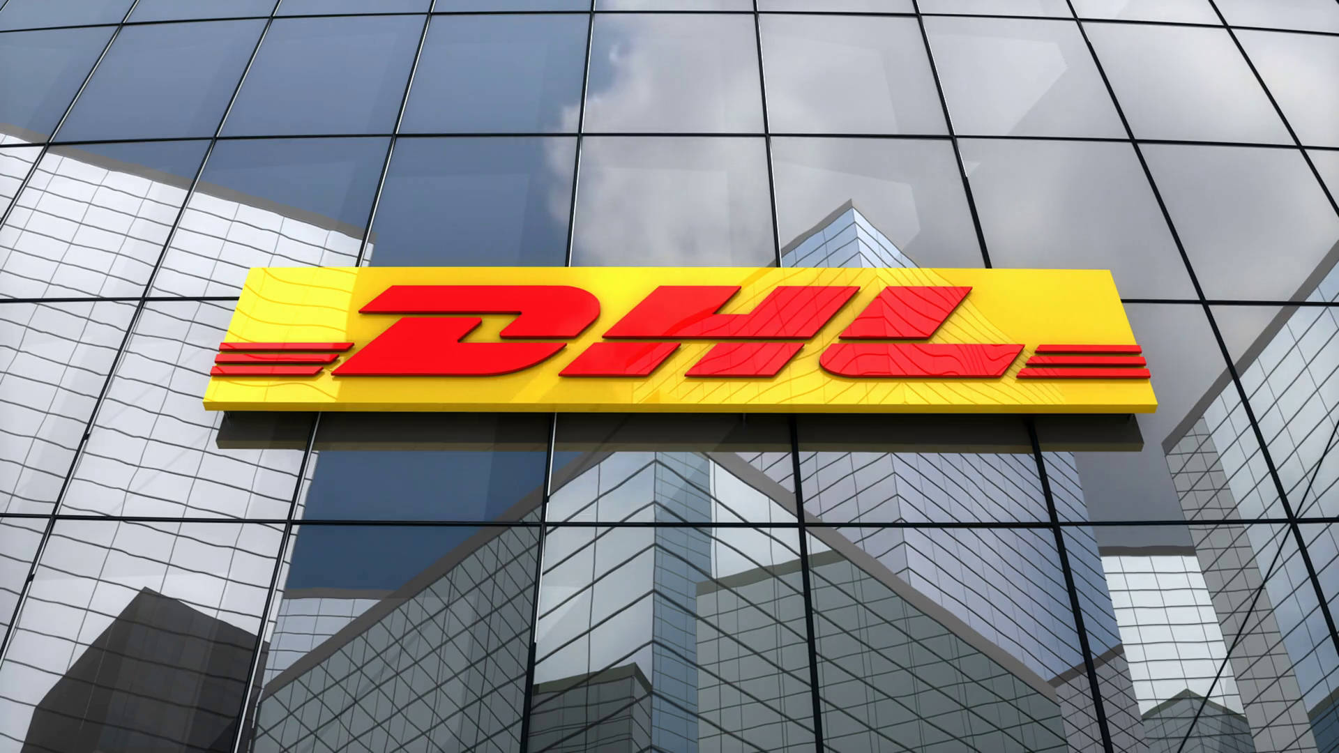 DHL建築標誌 壁紙 — 在玻璃摩天大樓外牆上安裝的黃色背景上大膽的紅色DHL標誌，反射著多雲的天空和周圍建築物。