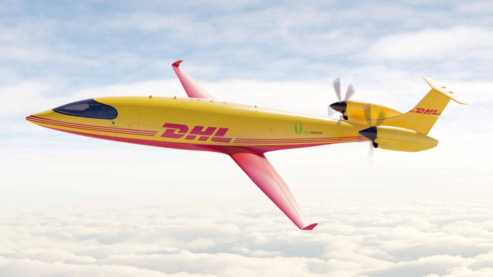 DHL電動飛機 壁紙 — 一架亮黃色帶紅色點綴的DHL貨機在晴朗藍天下翱翔於蓬鬆白雲之上。