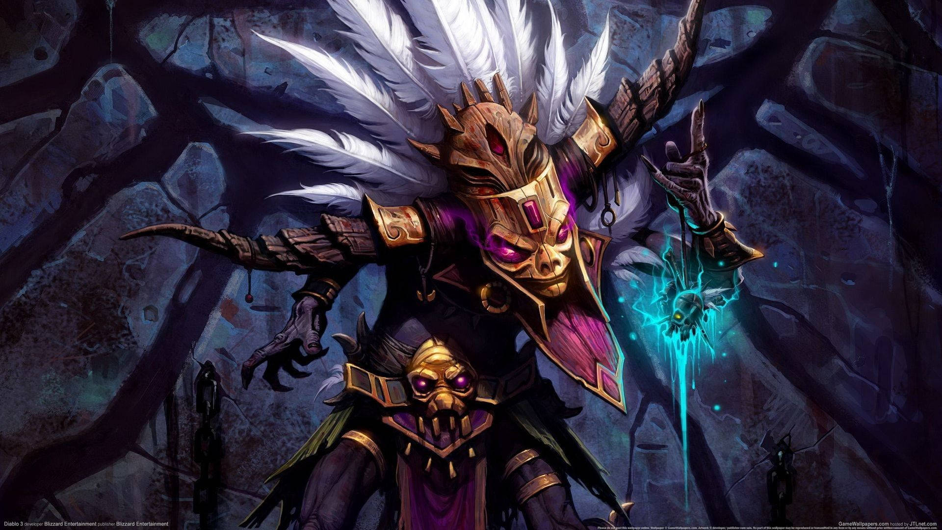 Diablo 3 巫醫 壁紙 — 一個威風凜凜的裝甲戰士，擁有發光的紫色眼睛和白色羽毛翅膀，在黑暗的洞穴環境中揮舞著發光的藍色法杖。