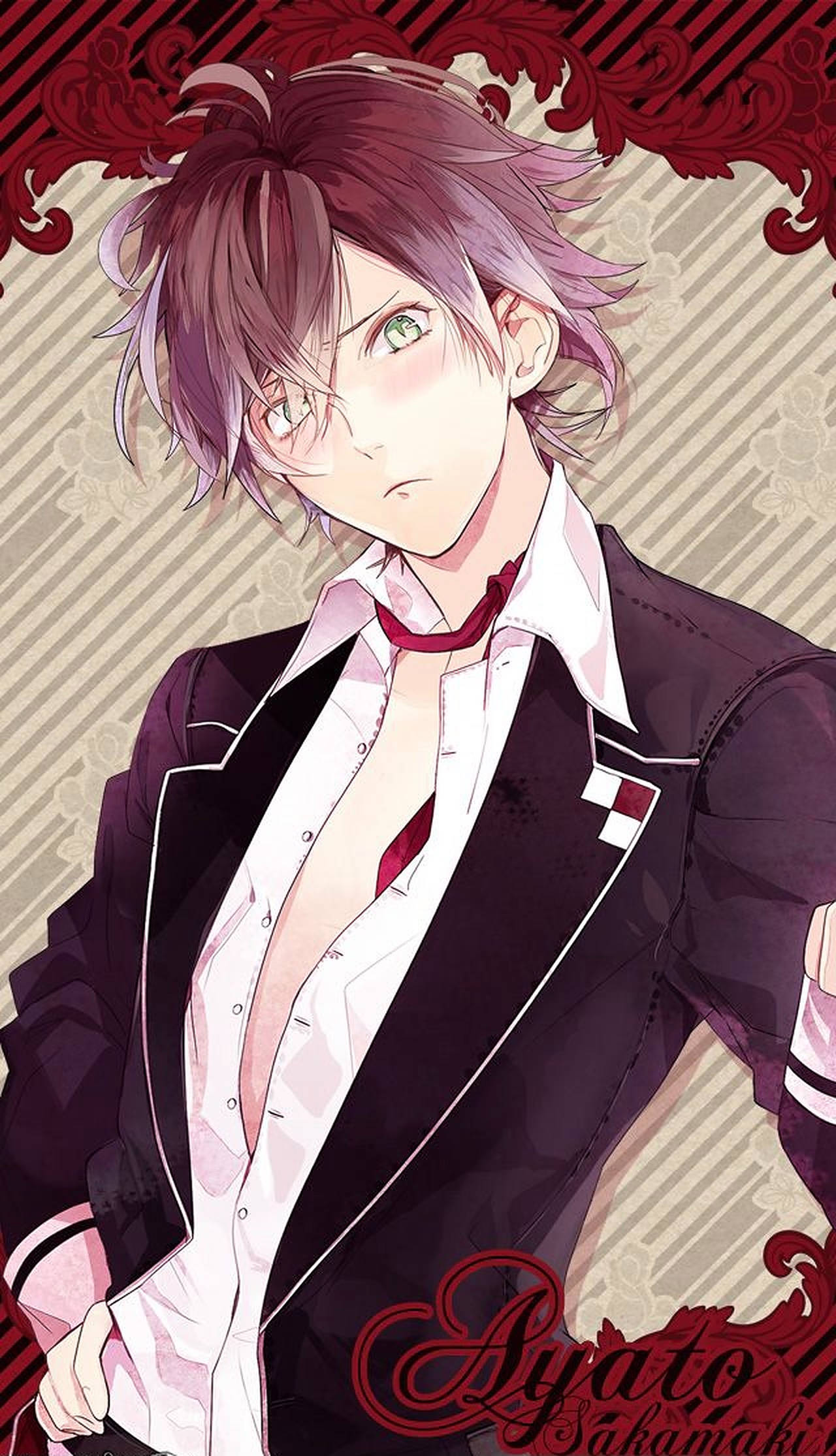 Diabolik Lovers Ayato 嘴角下垂 壁紙 — 動漫角色逆卷綾人，紫色頭髮，綠色眼睛，身穿黑色西裝，內搭白色襯衫，帶有紅色點綴，背景為條紋和華麗的紅色。