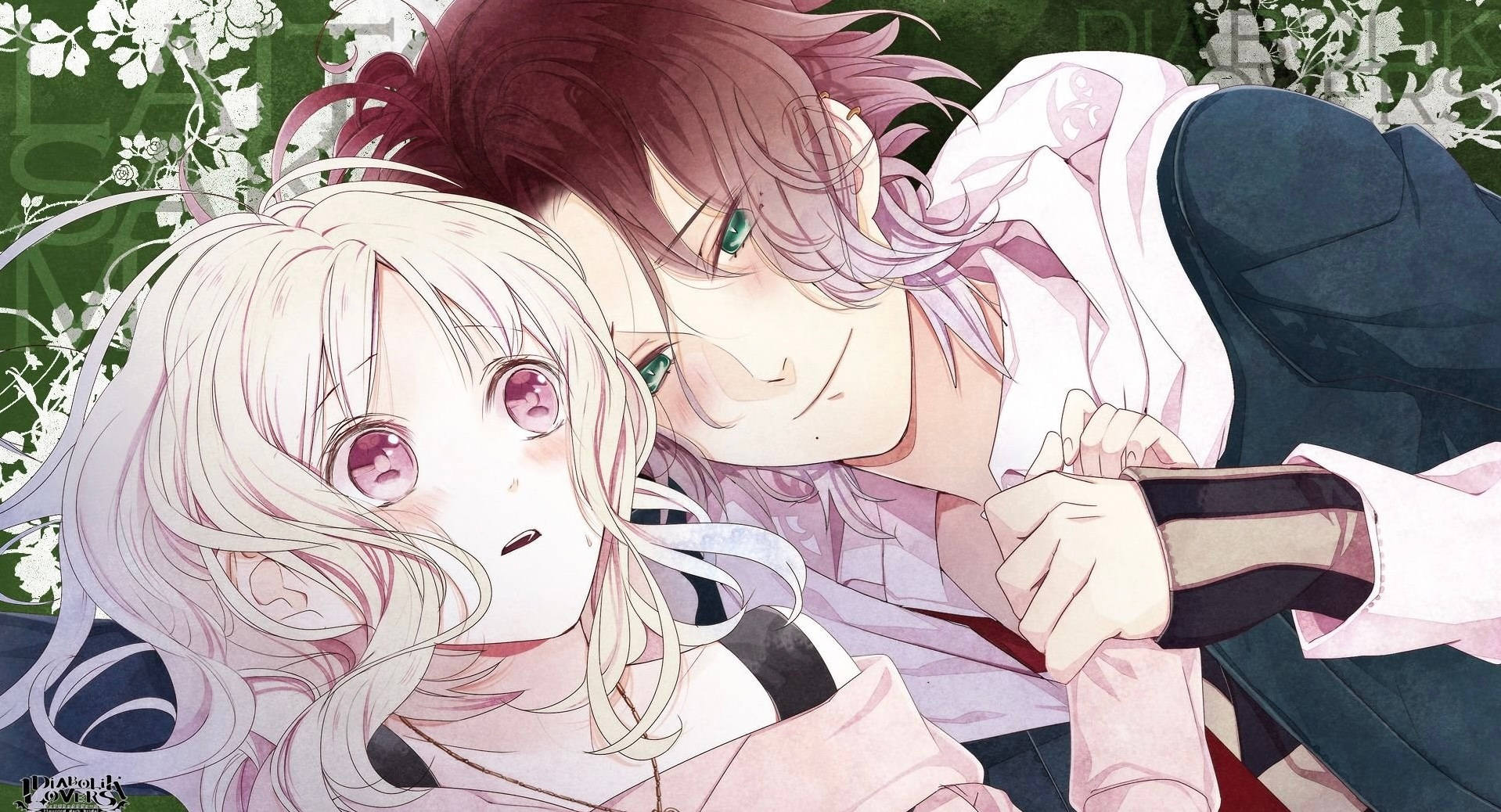 Diabolik Lovers 月浪與唯 壁紙 — 一個溫柔的動漫場景，紅髮男孩靠近一個驚訝的金髮女孩，在花藤中牽手。