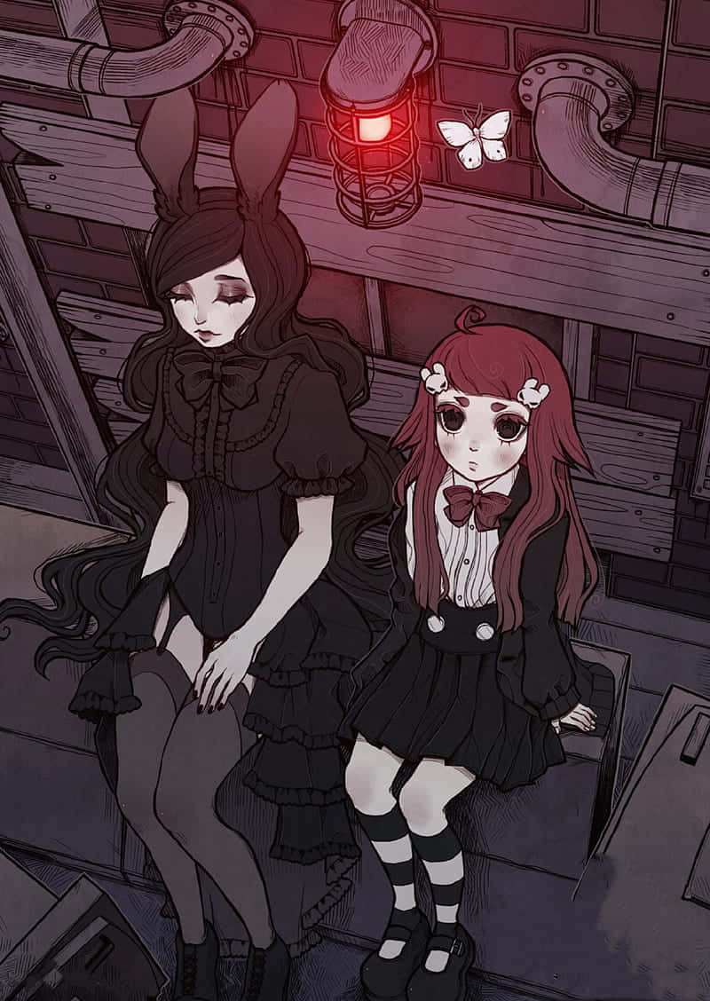 兩個穿著哥德式服裝的動漫女孩坐在黑暗的工業環境中，紅色燈光下。
