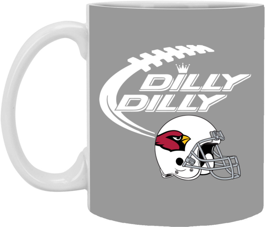 亞利桑那紅雀隊 Dilly Dilly 咖啡杯 壁紙 — 一個灰色馬克杯上有一個白色足球形標誌，上面寫著「DILLY DILLY」文字，下方有亞利桑那紅雀隊頭盔。