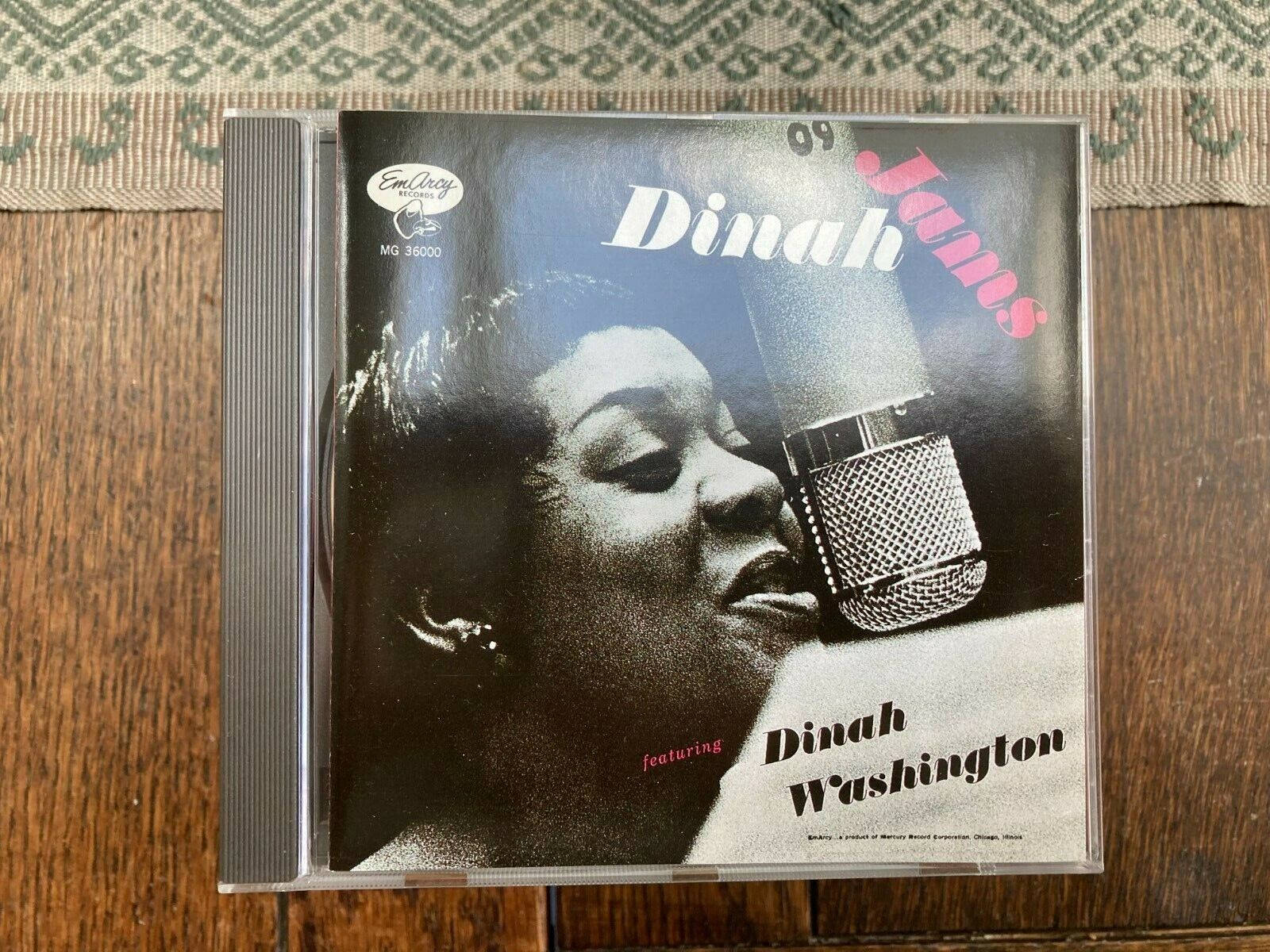 Dinah Washington DVD封面 壁紙 — 復古黑白CD封面，Dinah Washington在木桌上對著咪高峰唱歌。