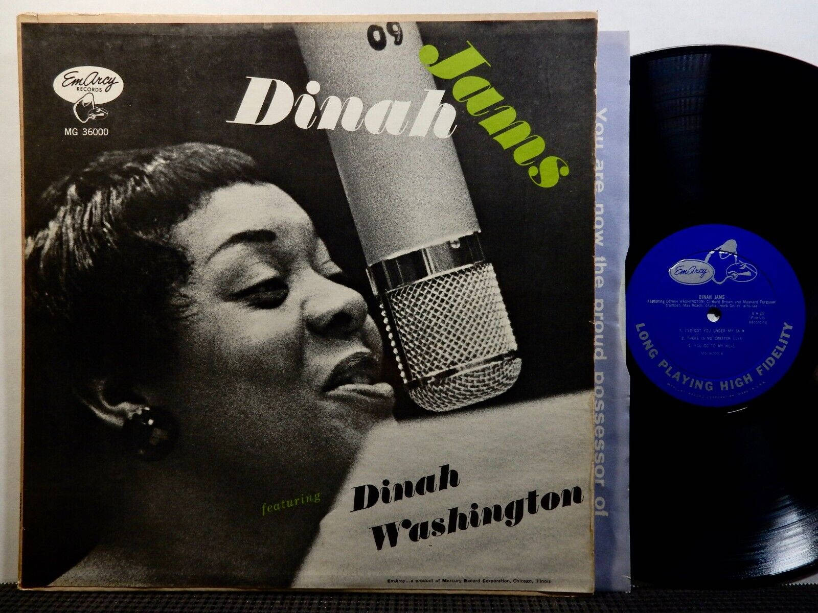 Dinah Washington 黑膠專輯封面 壁紙 — Dinah Washington 對著經典咪高峰唱歌的復古黑白專輯封面，旁邊有一張藍色黑膠唱片。