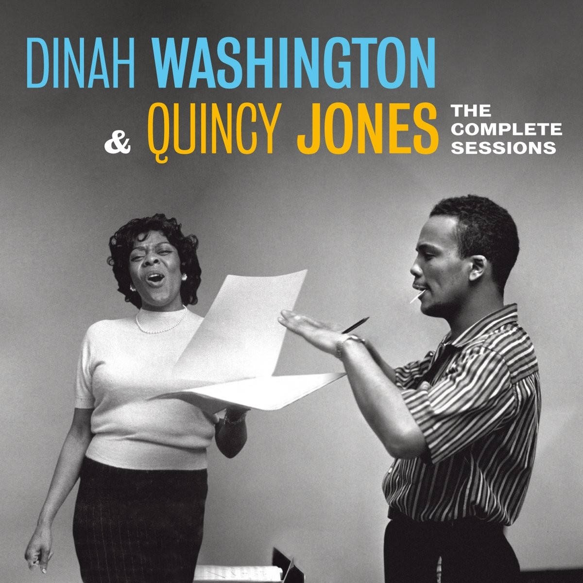 Dinah Washington 與Quincy Jones 壁紙 — Dinah Washington 熱情演唱，Quincy Jones 拿著樂譜指揮的經典黑白錄音室肖像。